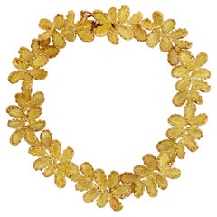 Retro 1970s 18 Karat Yellow Gold Textured Leaf Bracelet