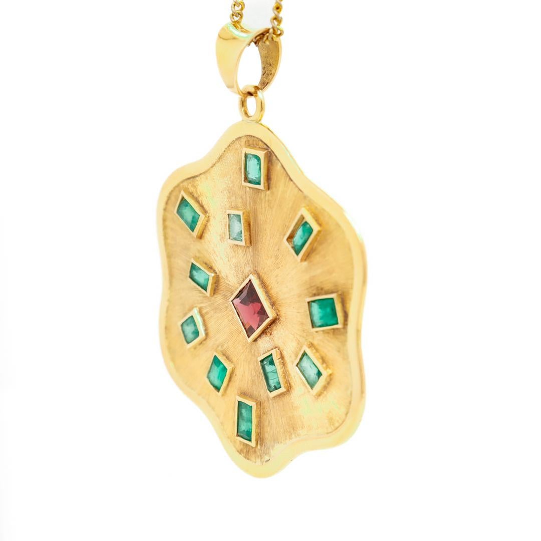 Pendentif rétro moderne des années 1970 en or 18 carats, émeraudes et grenats pour collier Pour femmes en vente
