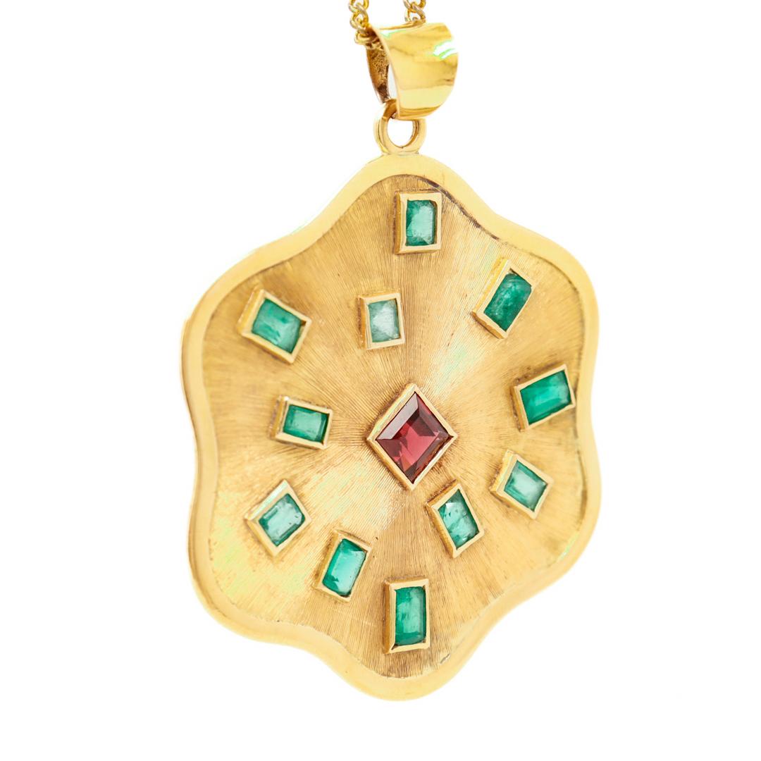Pendentif rétro moderne des années 1970 en or 18 carats, émeraudes et grenats pour collier en vente 1