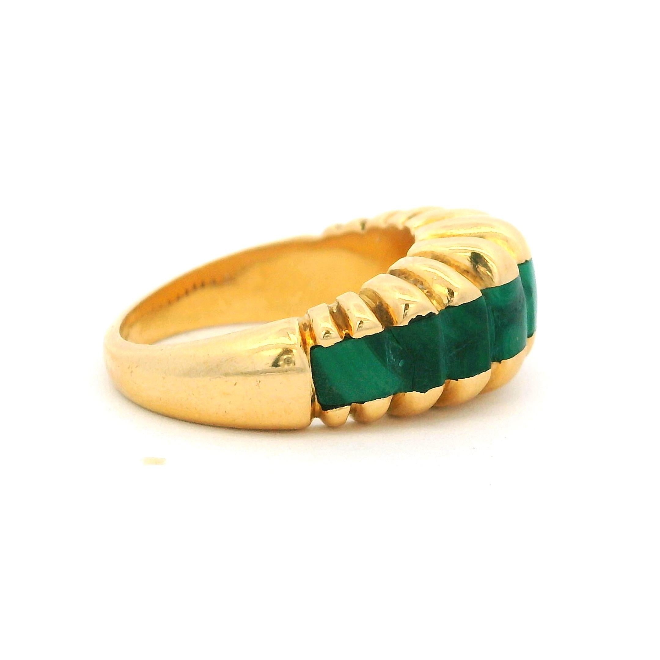 Cabochon Fascia retrò anni '80 in oro giallo 18 carati e malachite intagliata in vendita
