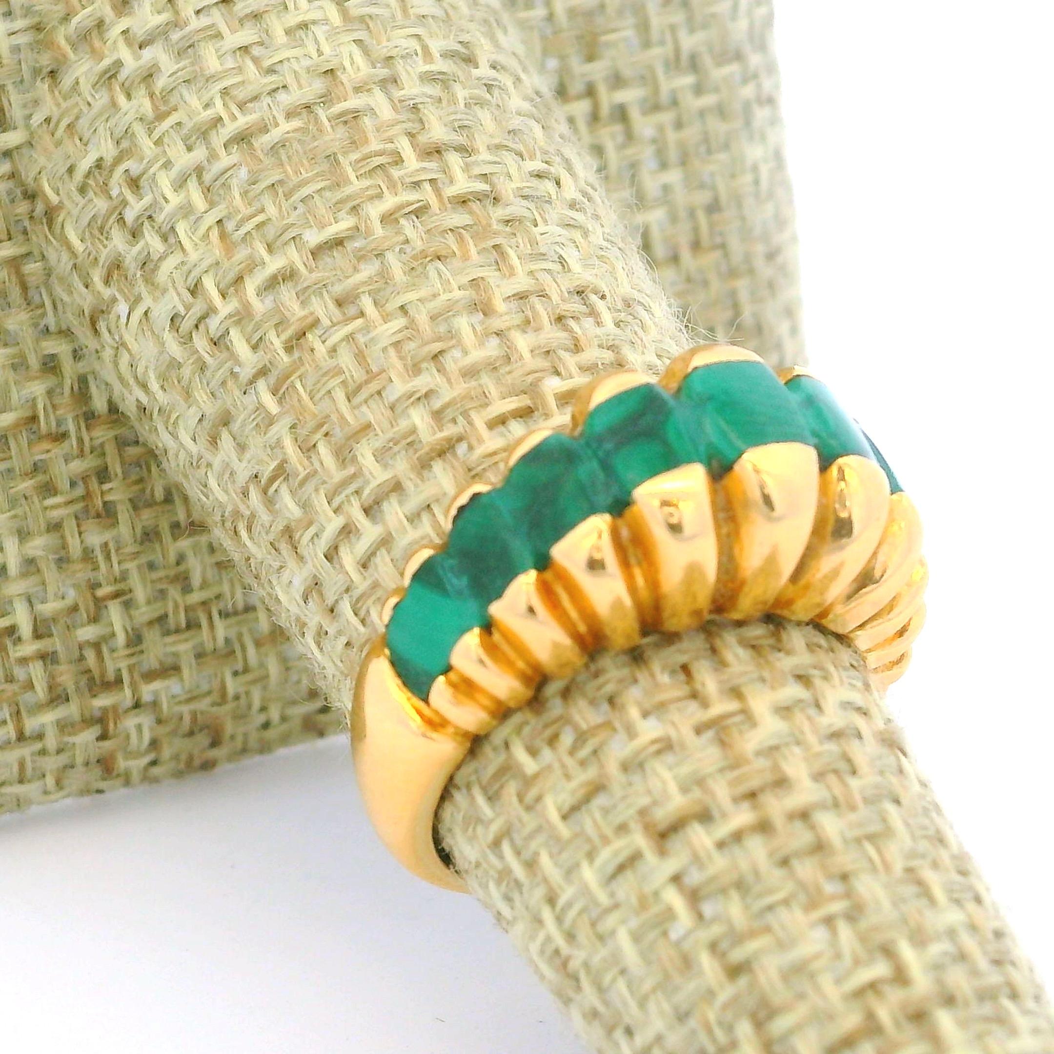 Fascia retrò anni '80 in oro giallo 18 carati e malachite intagliata in vendita 2