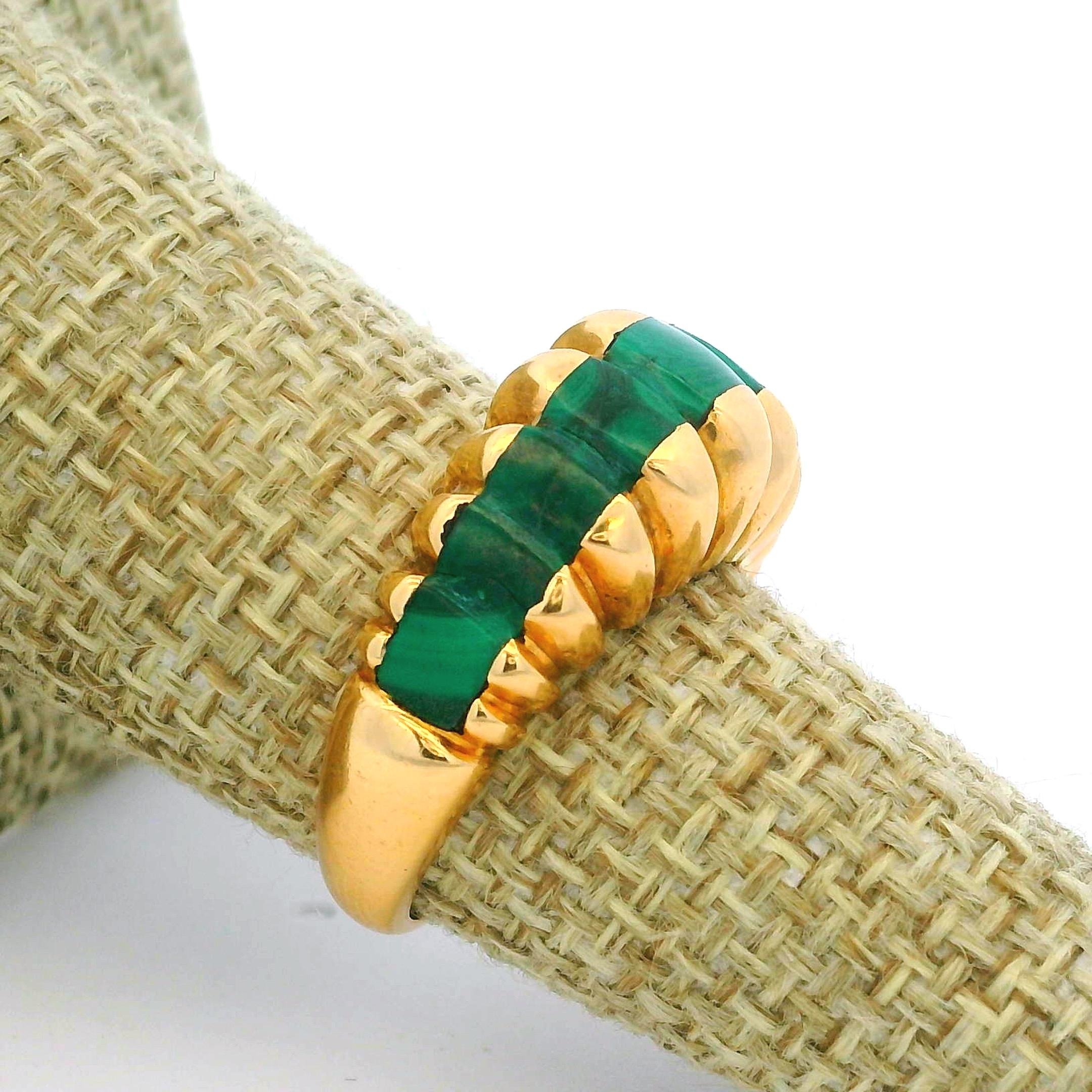 Fascia retrò anni '80 in oro giallo 18 carati e malachite intagliata in vendita 3