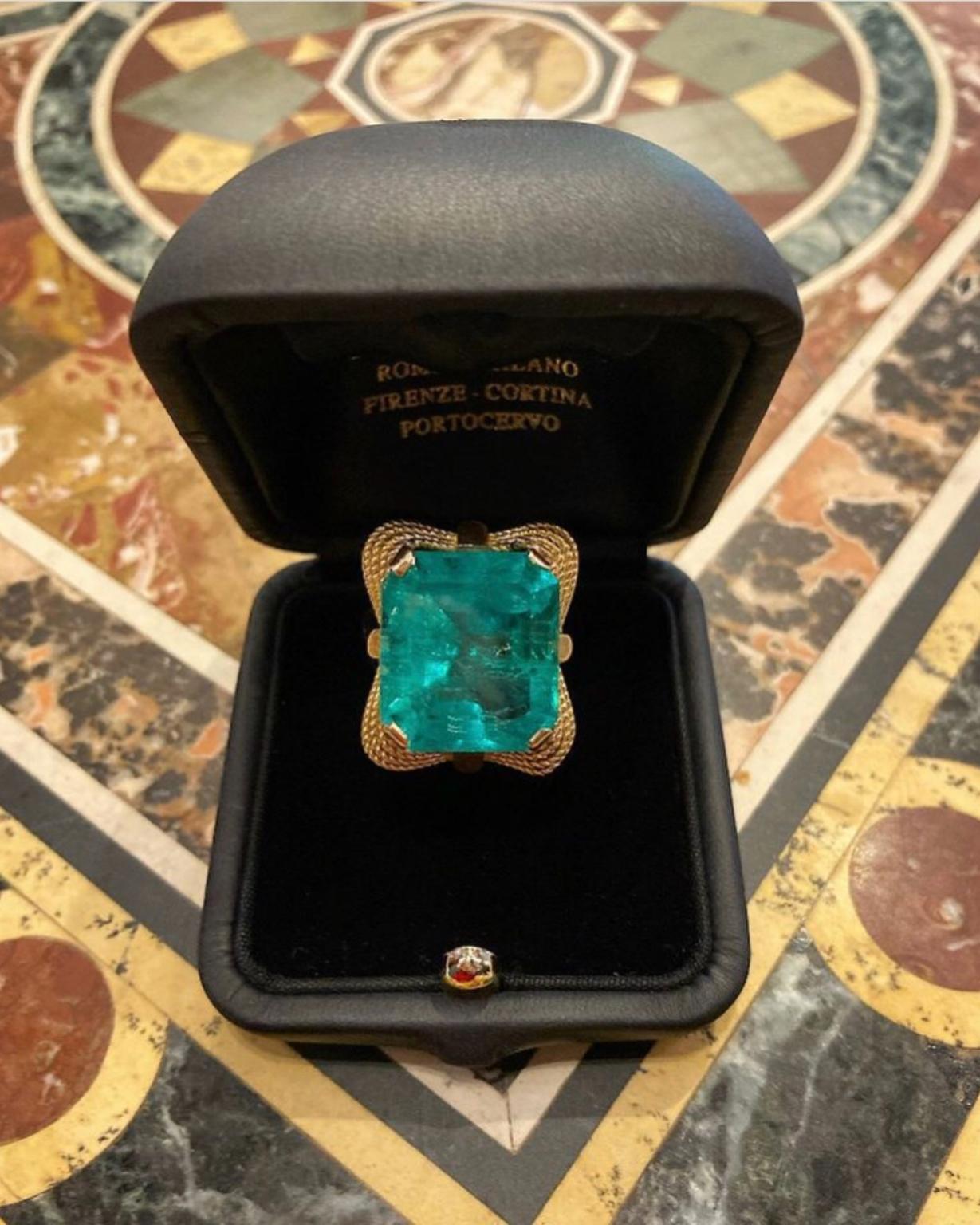 Retro 21.26 Carat Emerald Yellow Gold Cocktail Ring In Good Condition In New York, NY