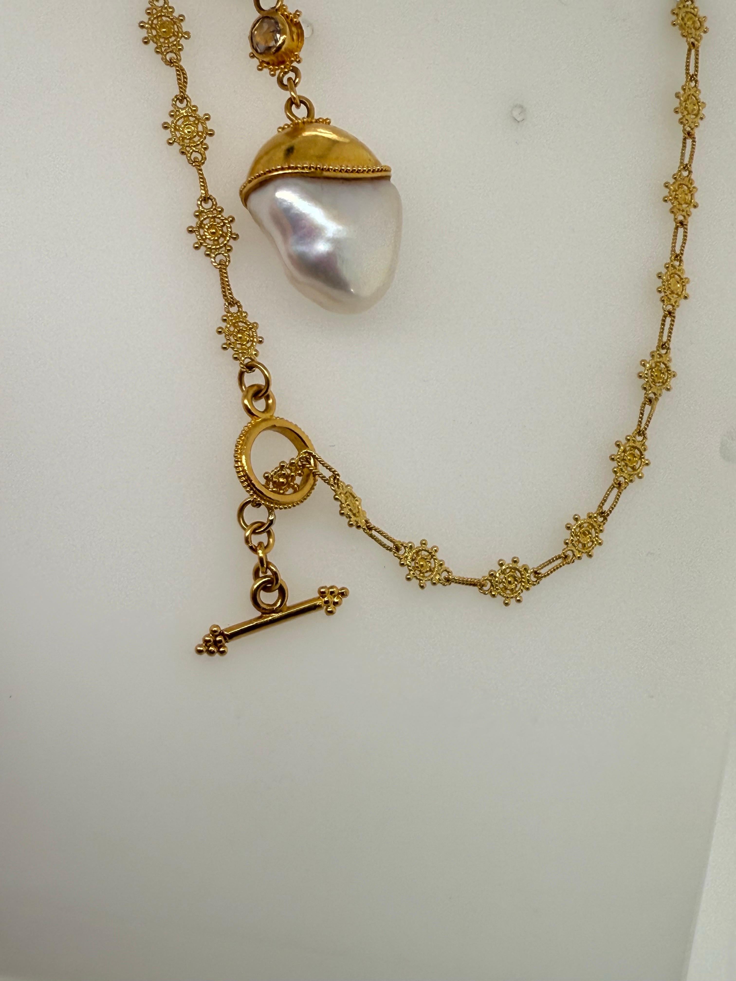 Rétro Collana retrò in oro giallo 22K con ciondolo di perle da 15 mm con chiusura a ginocchiera CIRCA 1990 in vendita