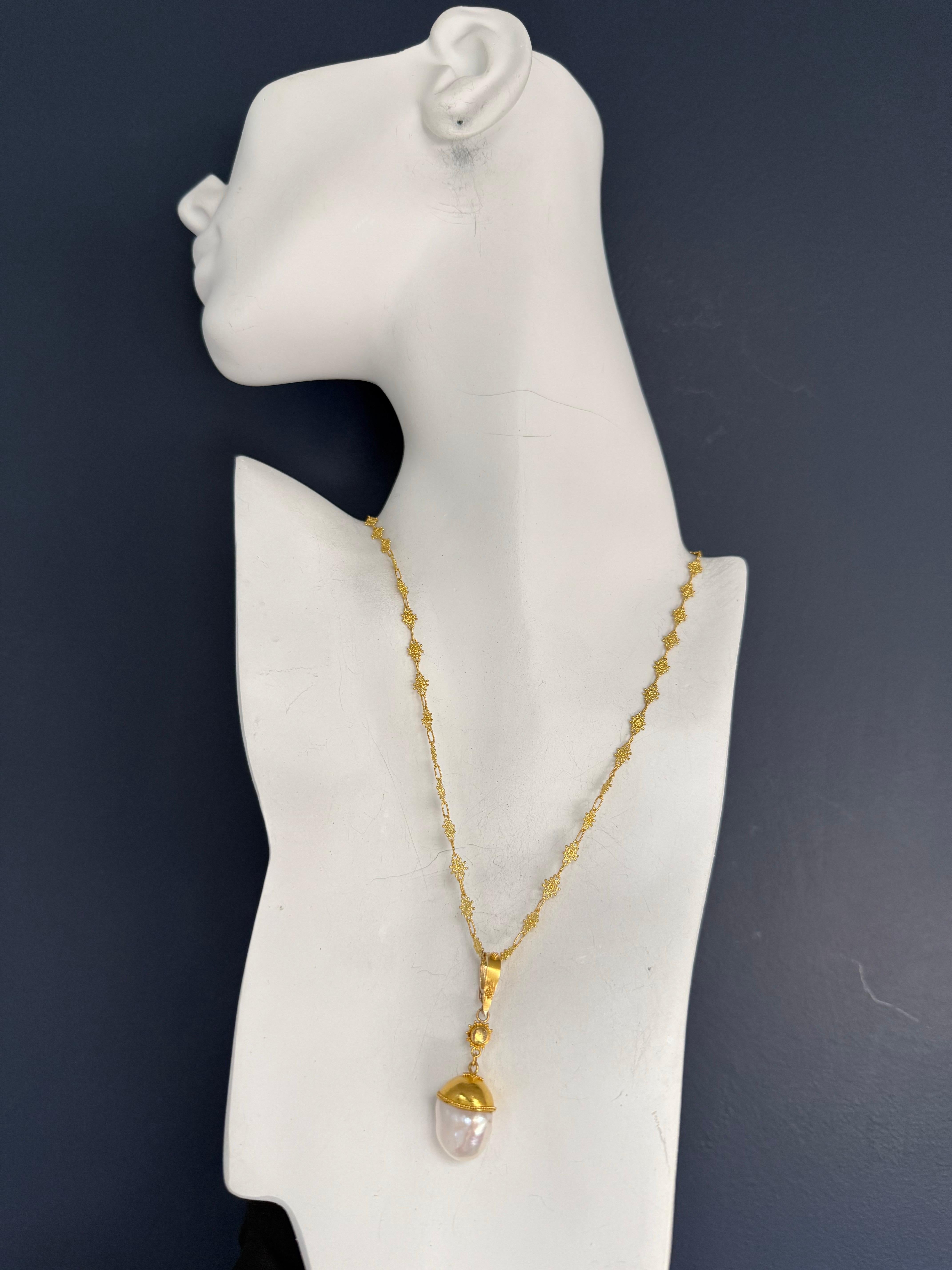 Collana retrò in oro giallo 22K con ciondolo di perle da 15 mm con chiusura a ginocchiera CIRCA 1990 in vendita 1
