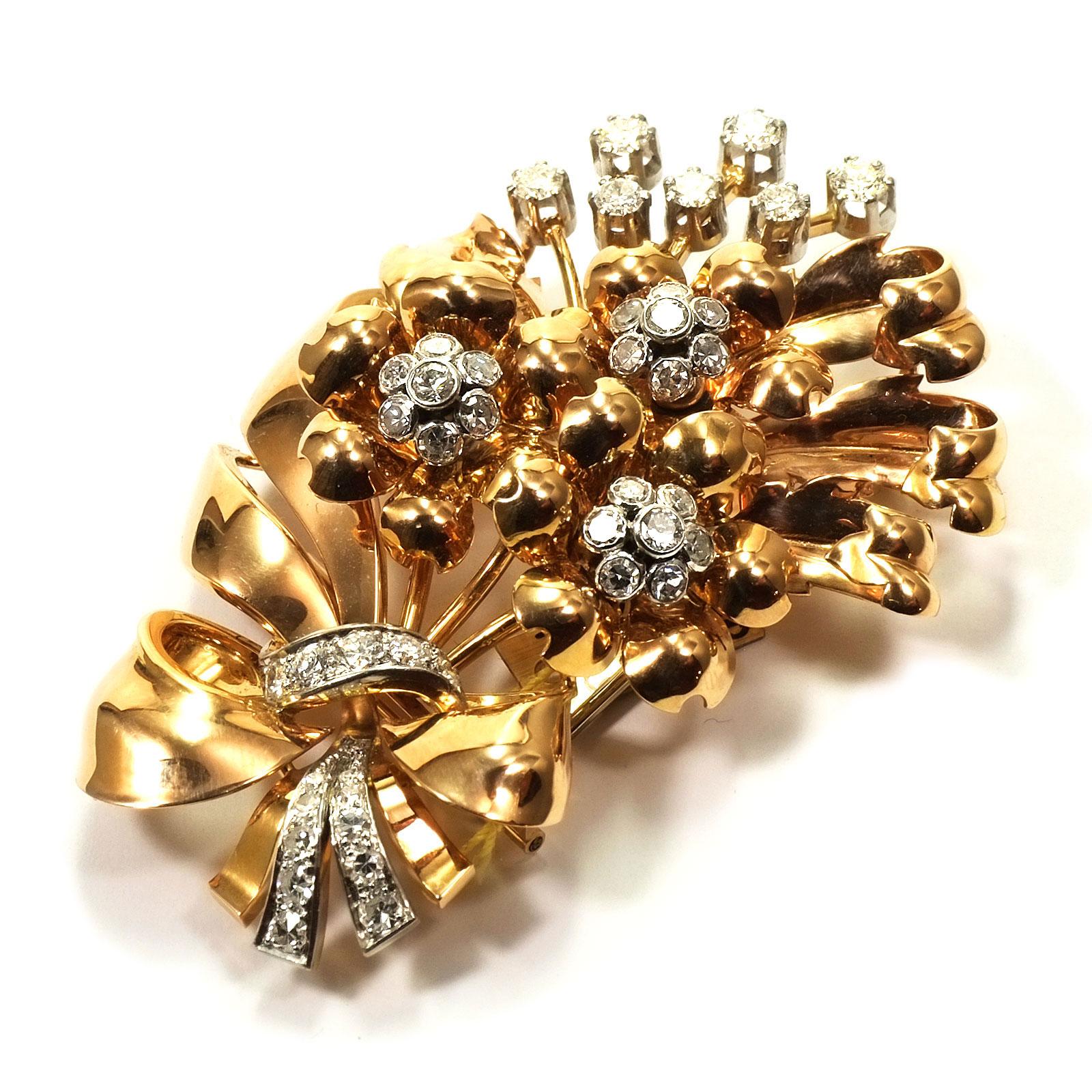 Rétro Broche rétro en or rose et diamants de 2,5 carats en forme de bouquet de fleurs, circa 1945 en vente