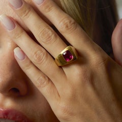 Retro 2.50 carat pink tourmaline 18k yellow gold bezel set ring