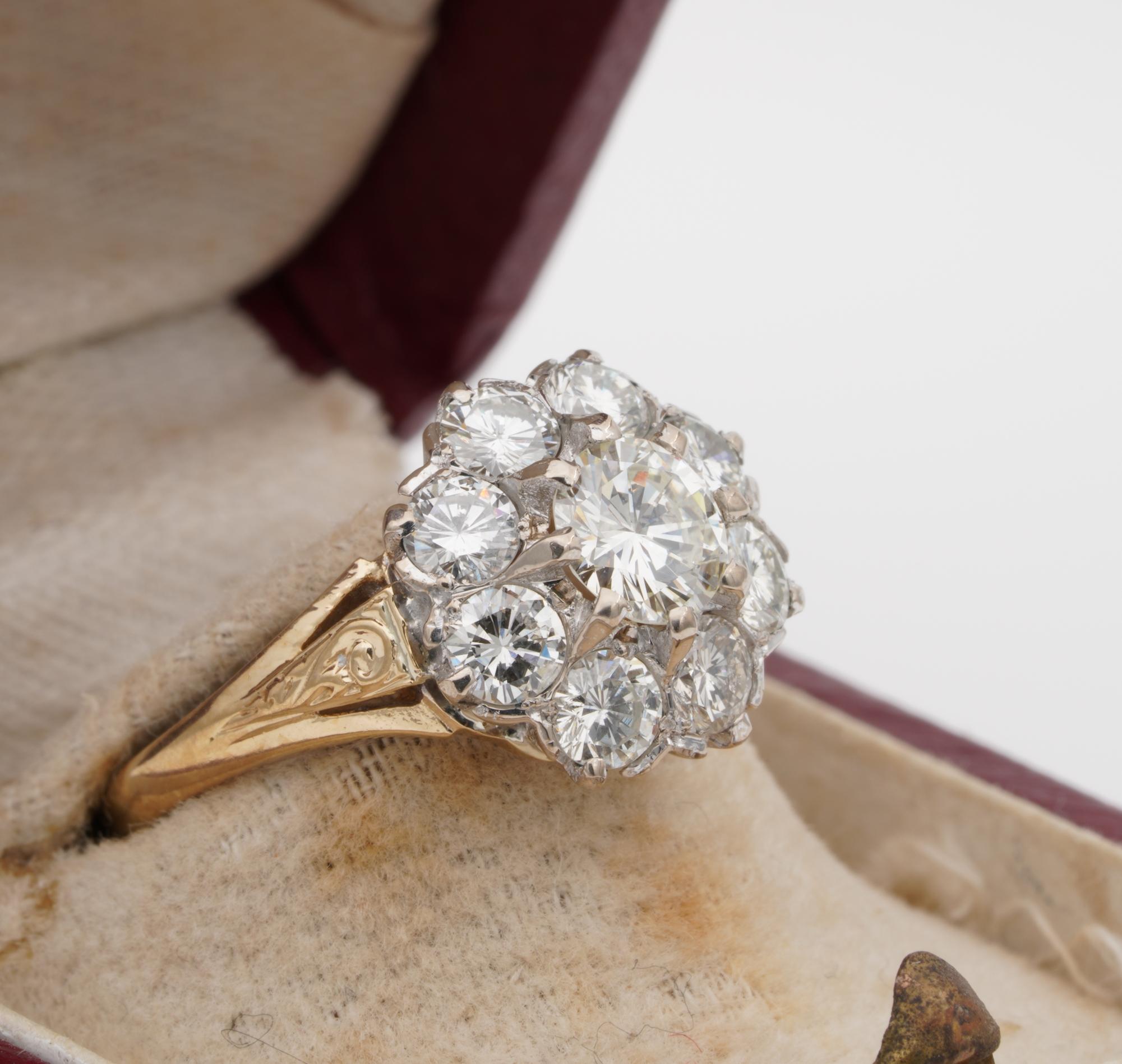 Retro 2.50 Ct Diamond G VVS/VS Daisy Cluster Ring In Good Condition For Sale In Napoli, IT