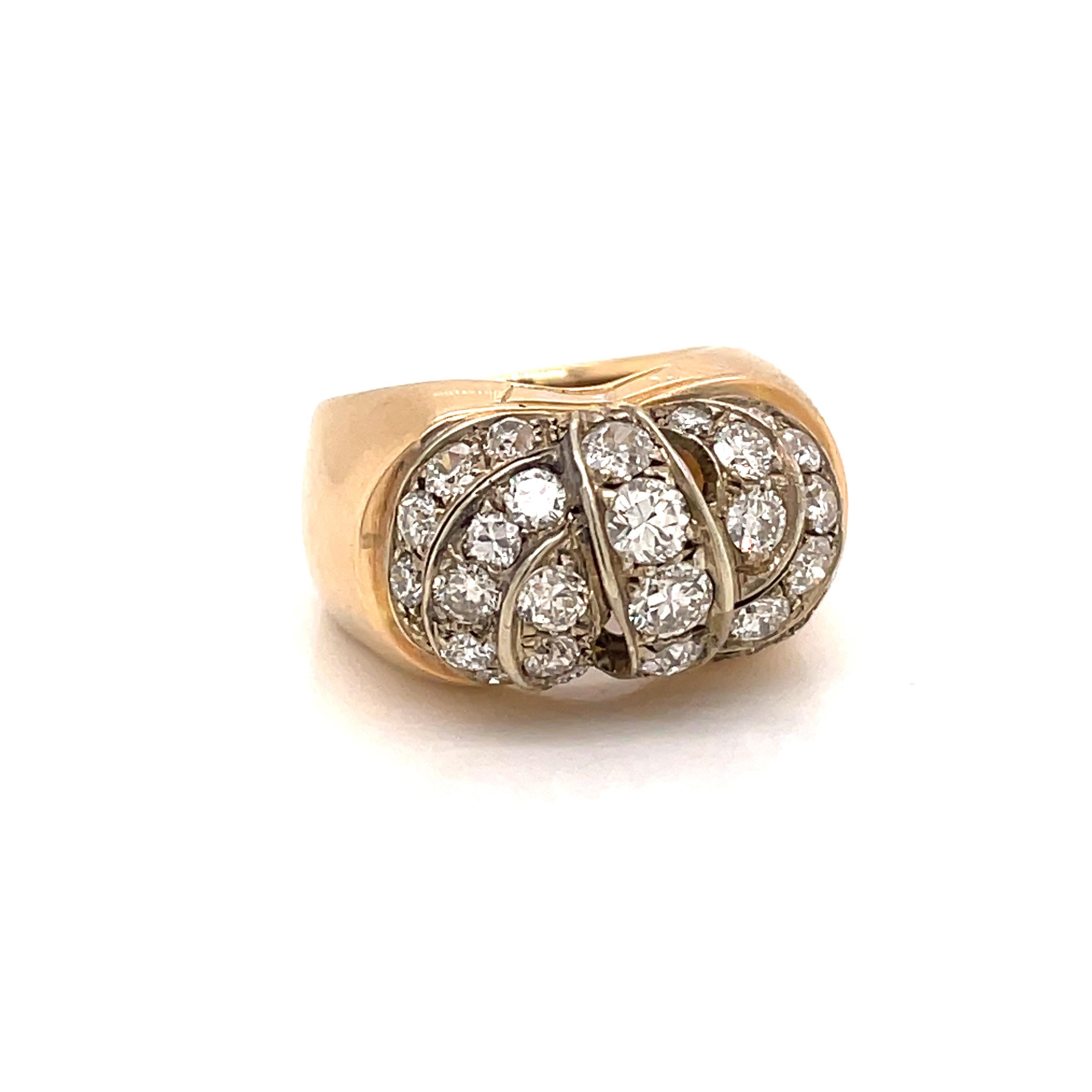 An Authentic Retro ring, original from 1940, made in Italy, mounted in 18k yellow gold.

The ring has a wide, textured band comprised of ridged grooves that travel around the entire outer surface, in the center there are five vertical rows of large