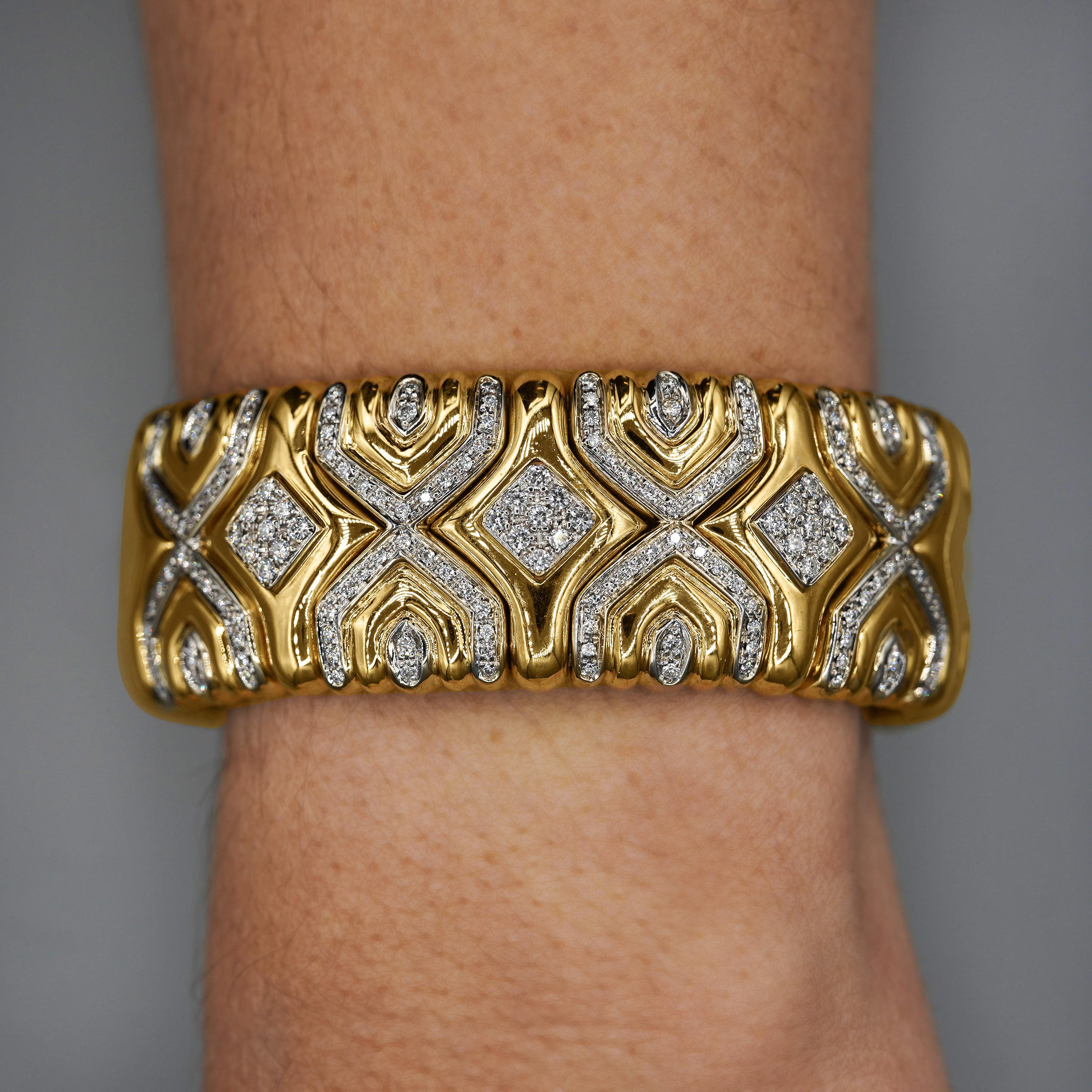 Retro 3 Carat Diamond Italian 18K Gold Vintage Cuff Bangle In Excellent Condition For Sale In Miami, FL