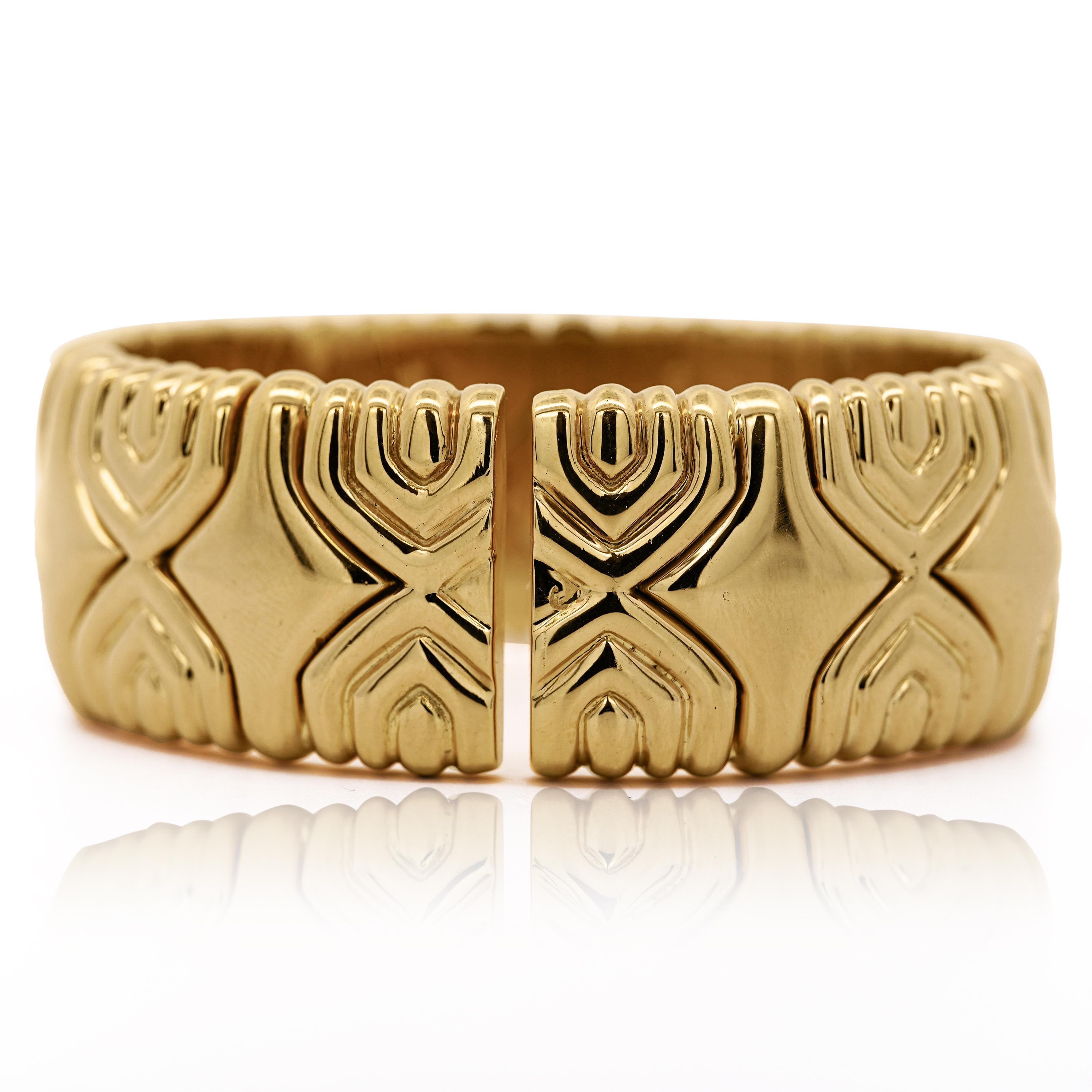 Retro 3 Carat Diamond Italian 18K Gold Vintage Cuff Bangle For Sale 3