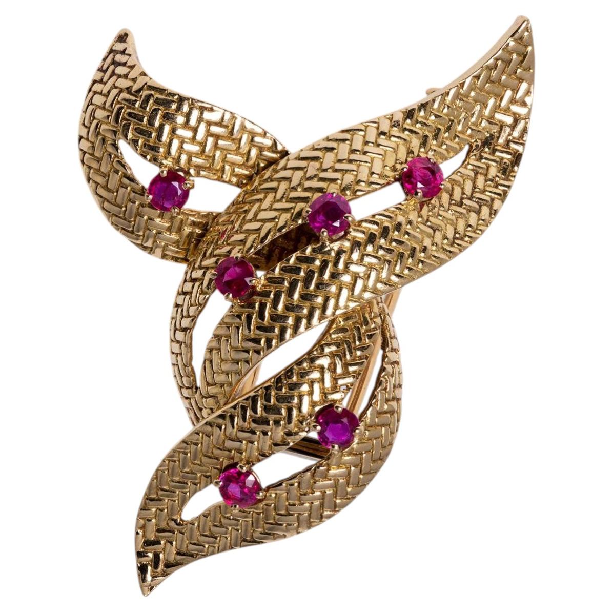Boucheron Retro 1940s 0.90 Carat Ruby Yellow Gold Leaf Dress Clip Brooch For Sale