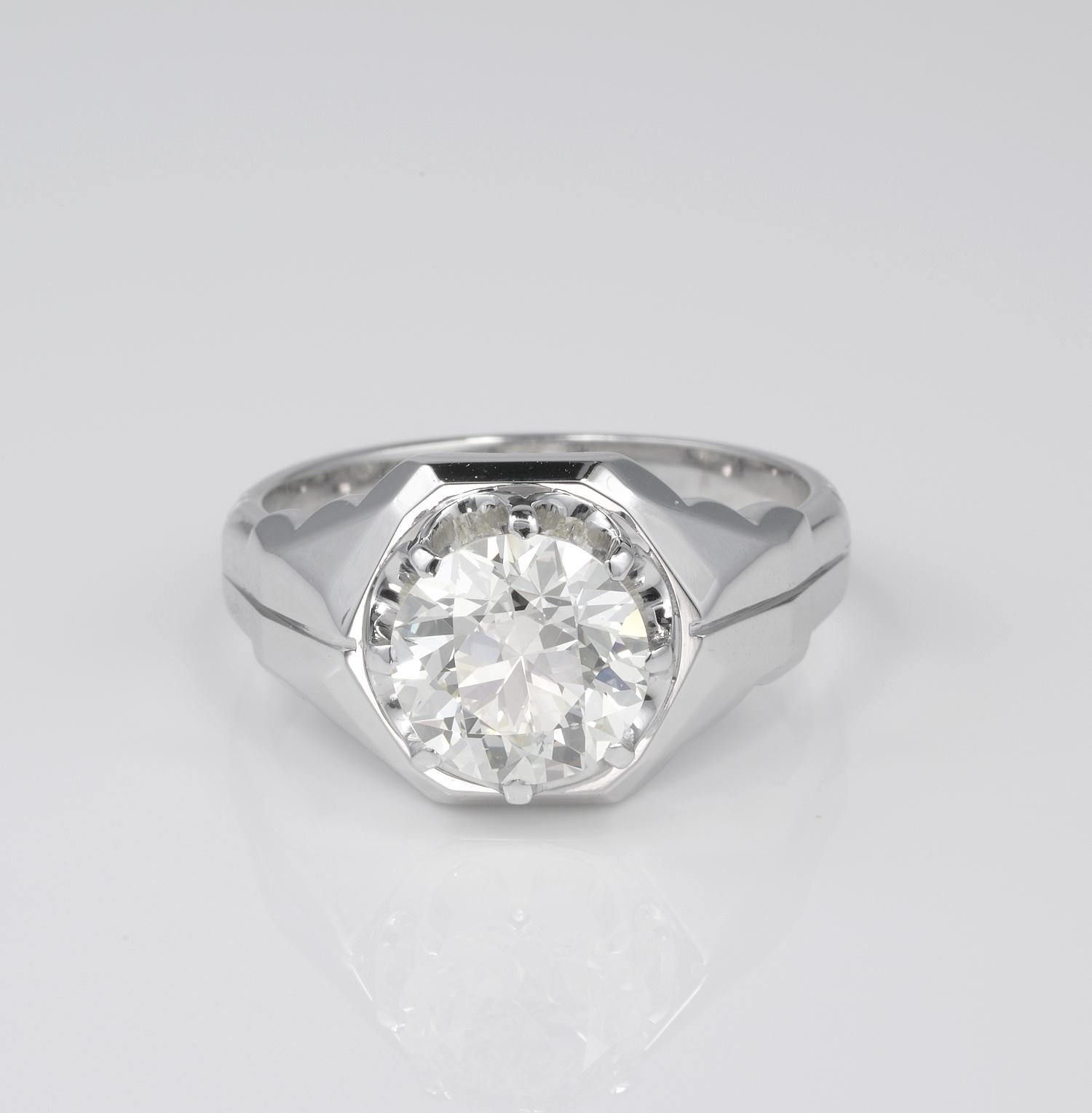 A stunning Retro style Gent  Diamond solitaire ring, 1940 ca
Italian origin
Strong character, sturdy style, hand constructed as unique in a timeless masculine design to fit and maximize the powerful beauty of the centre Diamond solitaire, 18 Kt