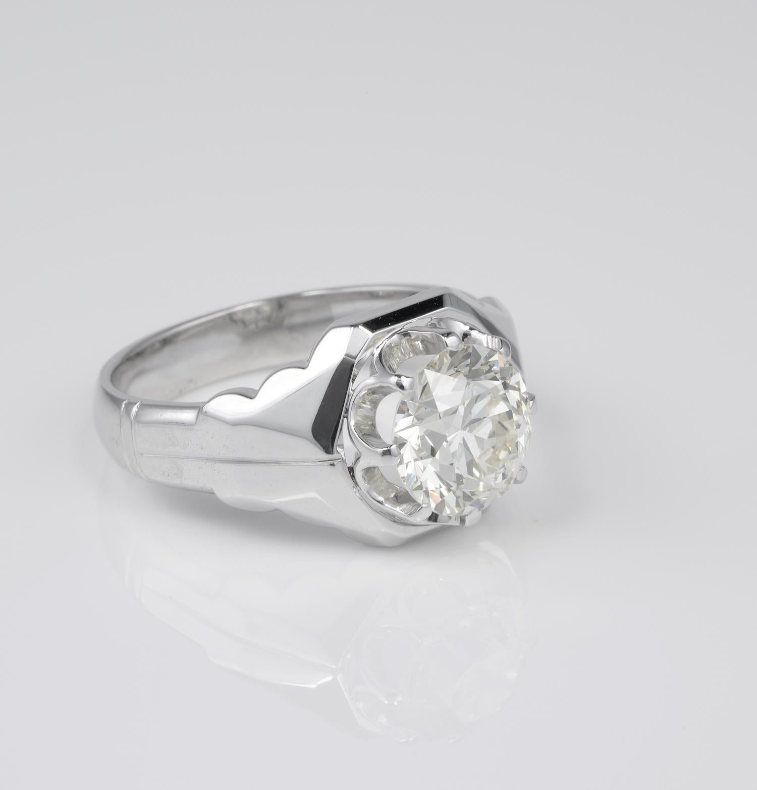 Brilliant Cut Retro 3.10 Ct Diamond Solitaire Gent Ring 18 KT For Sale