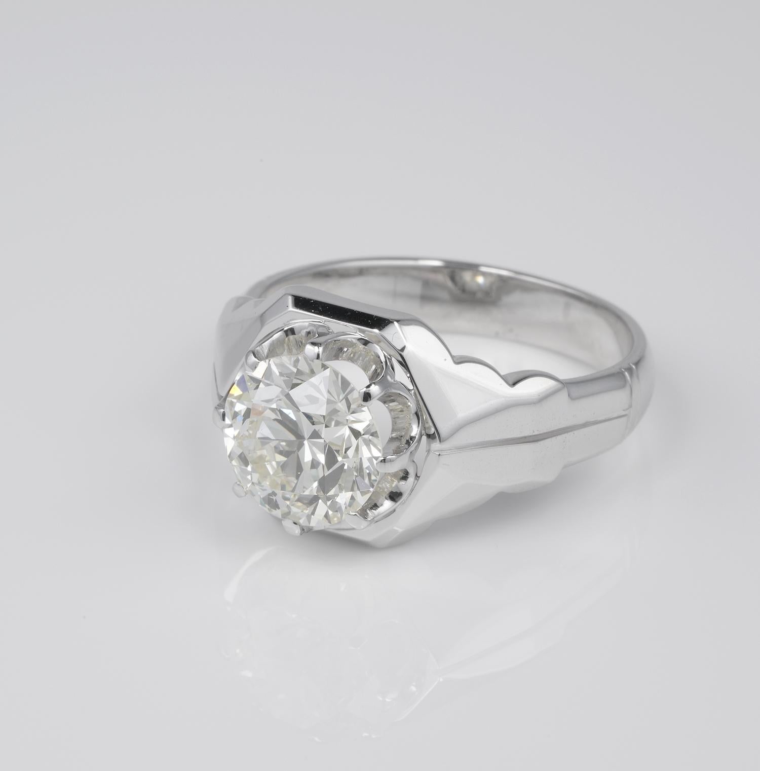 Taille brillant Retro 3.10 Ct Diamond Solitaire Gent Ring 18 KT en vente