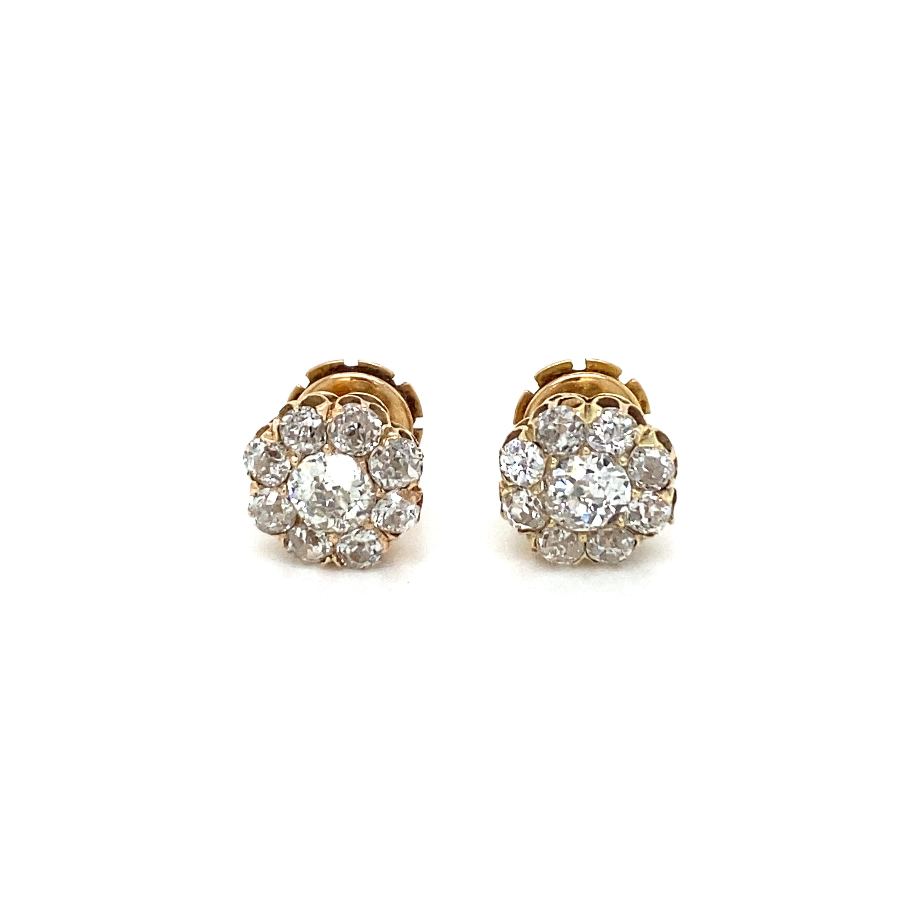 Ein bezauberndes Paar Retro-Diamant-Cluster-Ohrringe aus 18 Karat Gelbgold. Sie sind mit einem Cluster aus Diamanten im Altminenschliff mit einem Gesamtgewicht von 3,70 Karat (Farbe H-I, Reinheit VS2) besetzt. 1950'

ZUSTAND: Gebraucht -