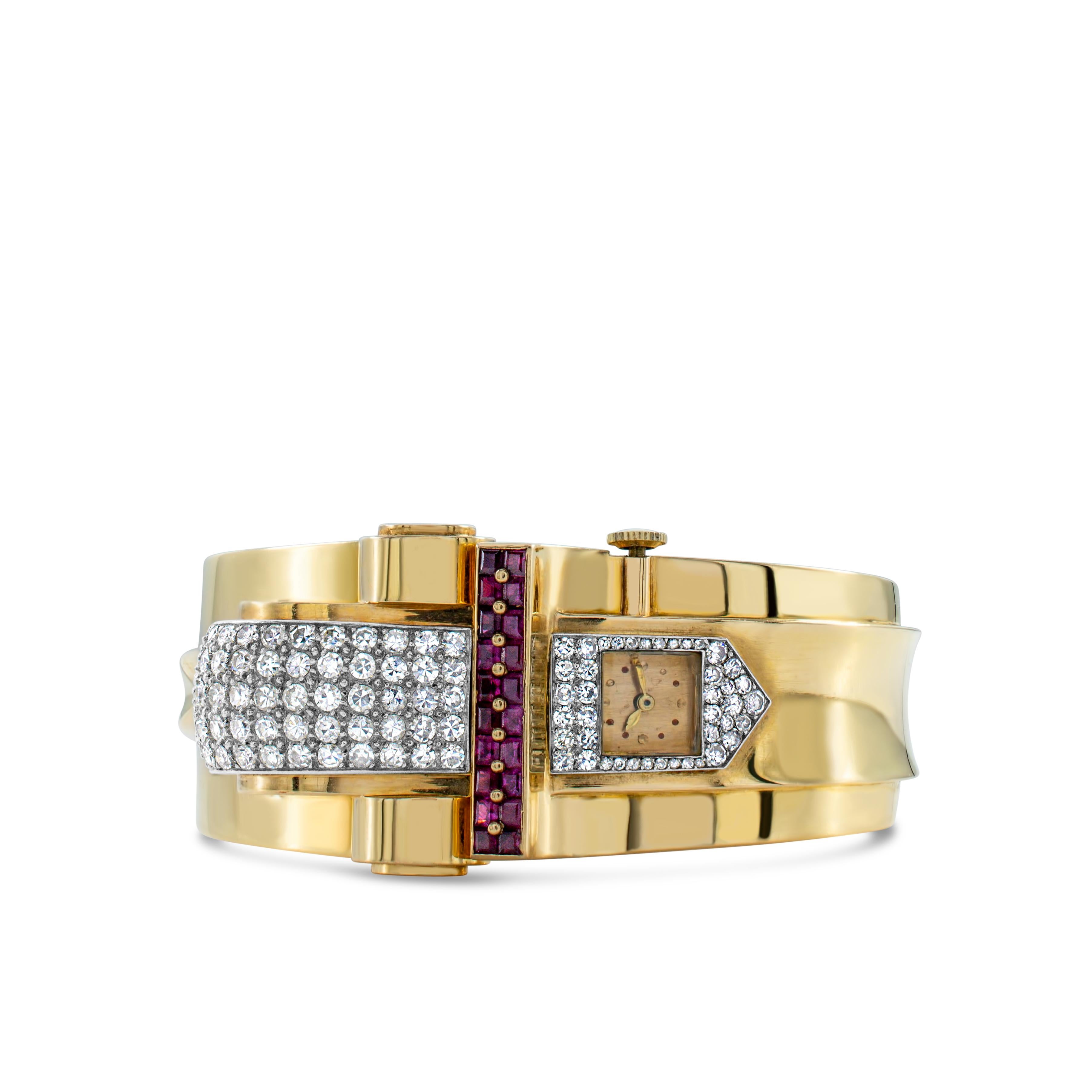 Ein modisches Retro-Uhrenarmband mit Diamanten im Rundschliff mit einem Gesamtgewicht von 3,80 Karat, akzentuiert durch Rubine im Baguetteschliff mit einem Gesamtgewicht von 1,50 Karat. Die aus 18 Karat Gelbgold gefertigte Uhr hat ein mechanisches