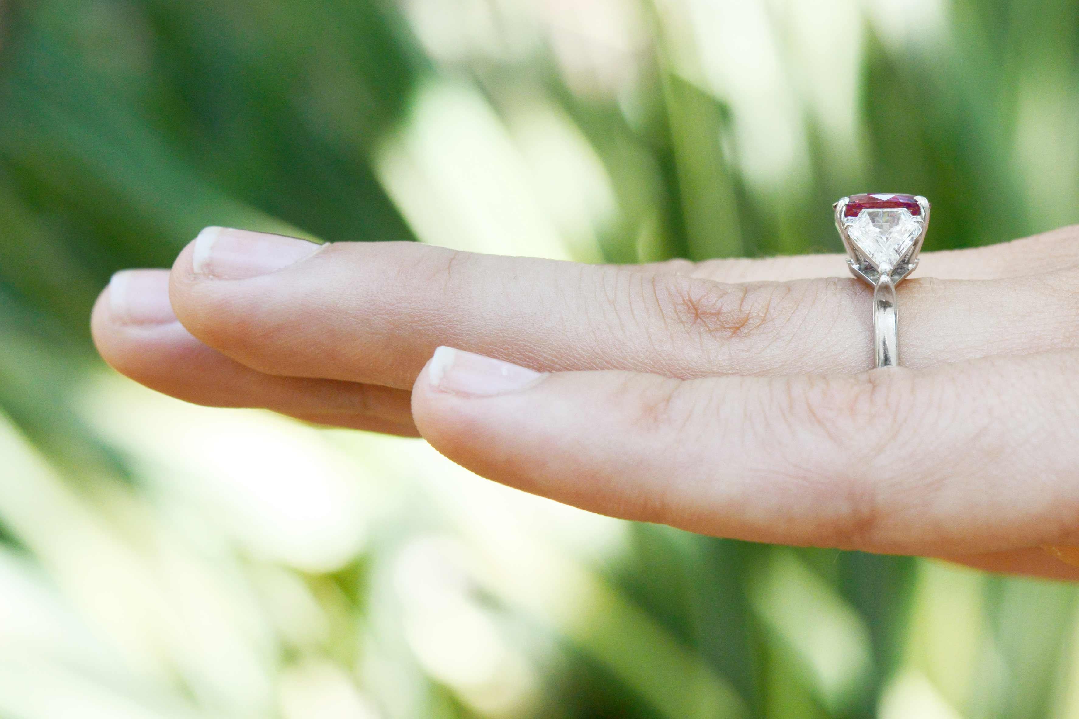 Retro 3,89 Karat Rosa Saphir & Diamant Verlobungsring GIA zertifiziert (Kissenschliff) im Angebot