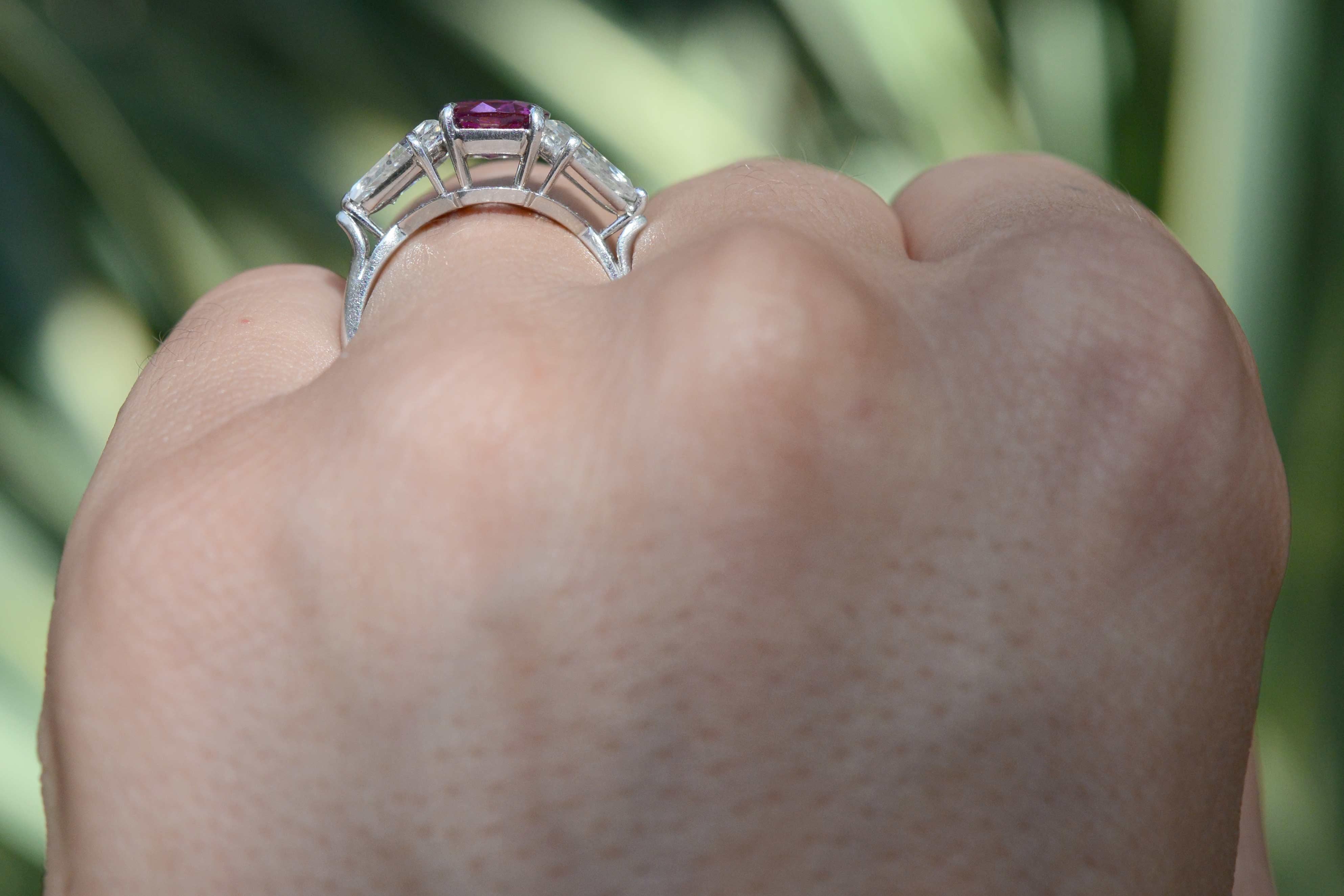 Taille coussin Bague de fiançailles rétro avec saphir rose de 3,89 carats et diamant certifié GIA en vente