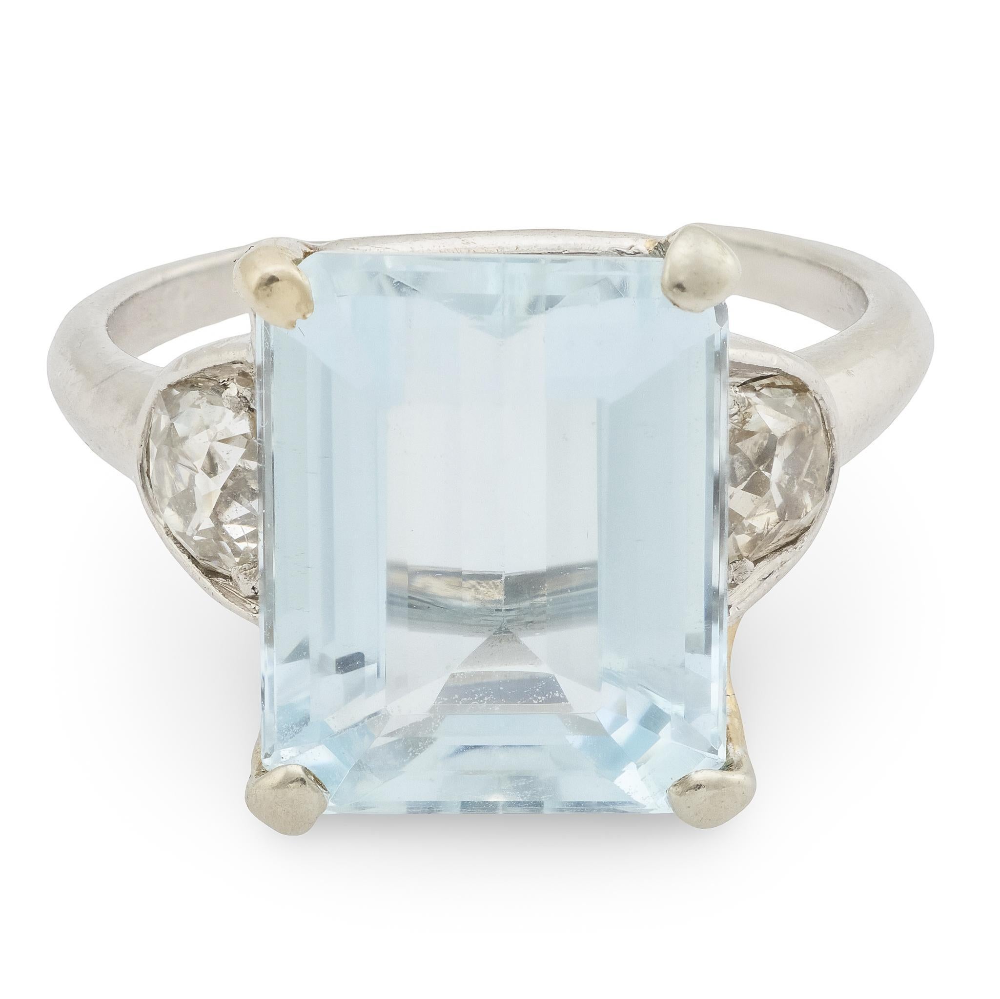 Retro 4 Karat Aquamarin Diamant Platin 3 Stein Ring (Smaragdschliff) im Angebot