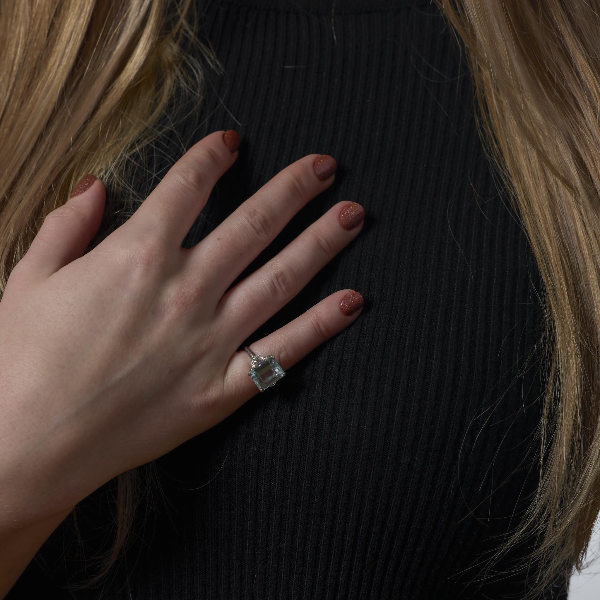 Retro 4 Karat Aquamarin Diamant Platin 3 Stein Ring im Zustand „Gut“ im Angebot in Beverly Hills, CA
