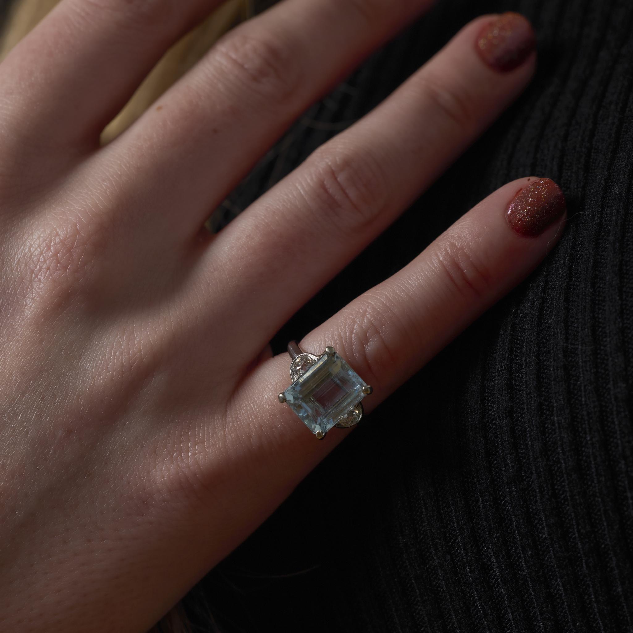 Retro 4 Karat Aquamarin Diamant Platin 3 Stein Ring im Angebot 1