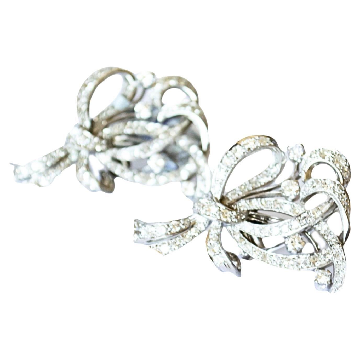 These retro-style brooches set (2 brooches) are crafted in platinum 950 and feature diamonds. They have a combined weight of 23.64 grams. 
The brooches are adorned with 124 single-cut diamonds, totaling 3.72 carats, with VS clarity and H color.