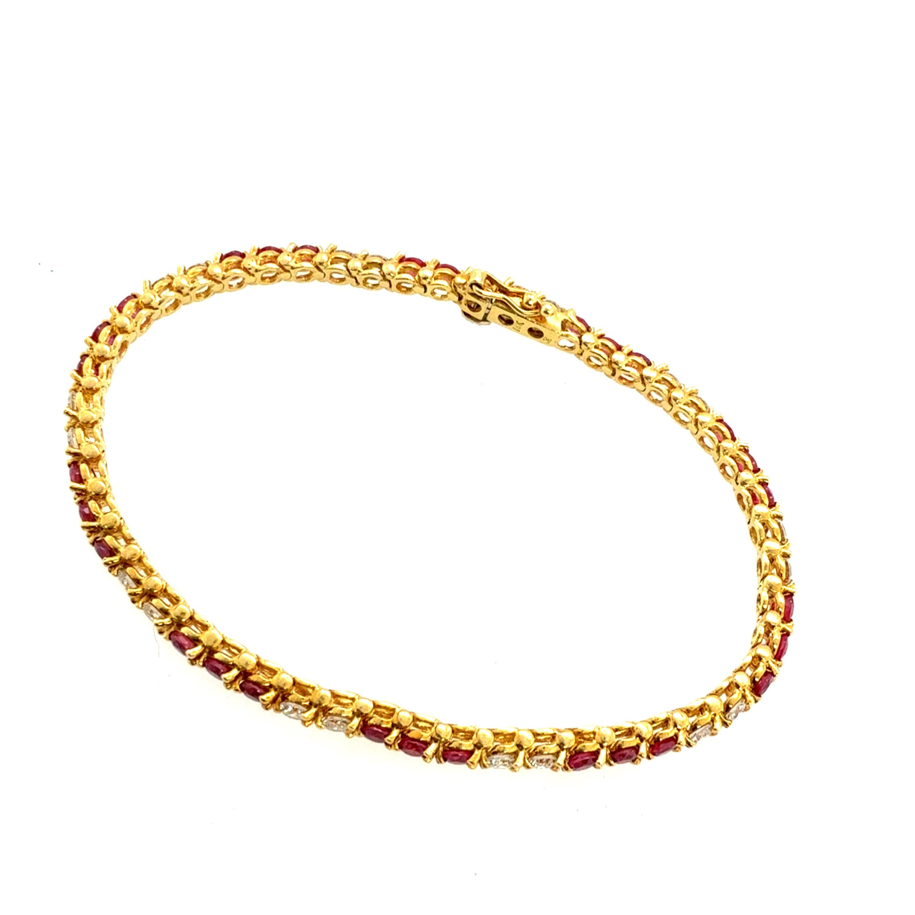 Impresionante pulsera de tenis de oro amarillo de 18 quilates estampada y engastada con aproximadamente 4,5 quilates en total de piedras preciosas naturales. La pulsera tiene 20 diamantes brillantes redondos naturales de color F y claridad VS, y 30