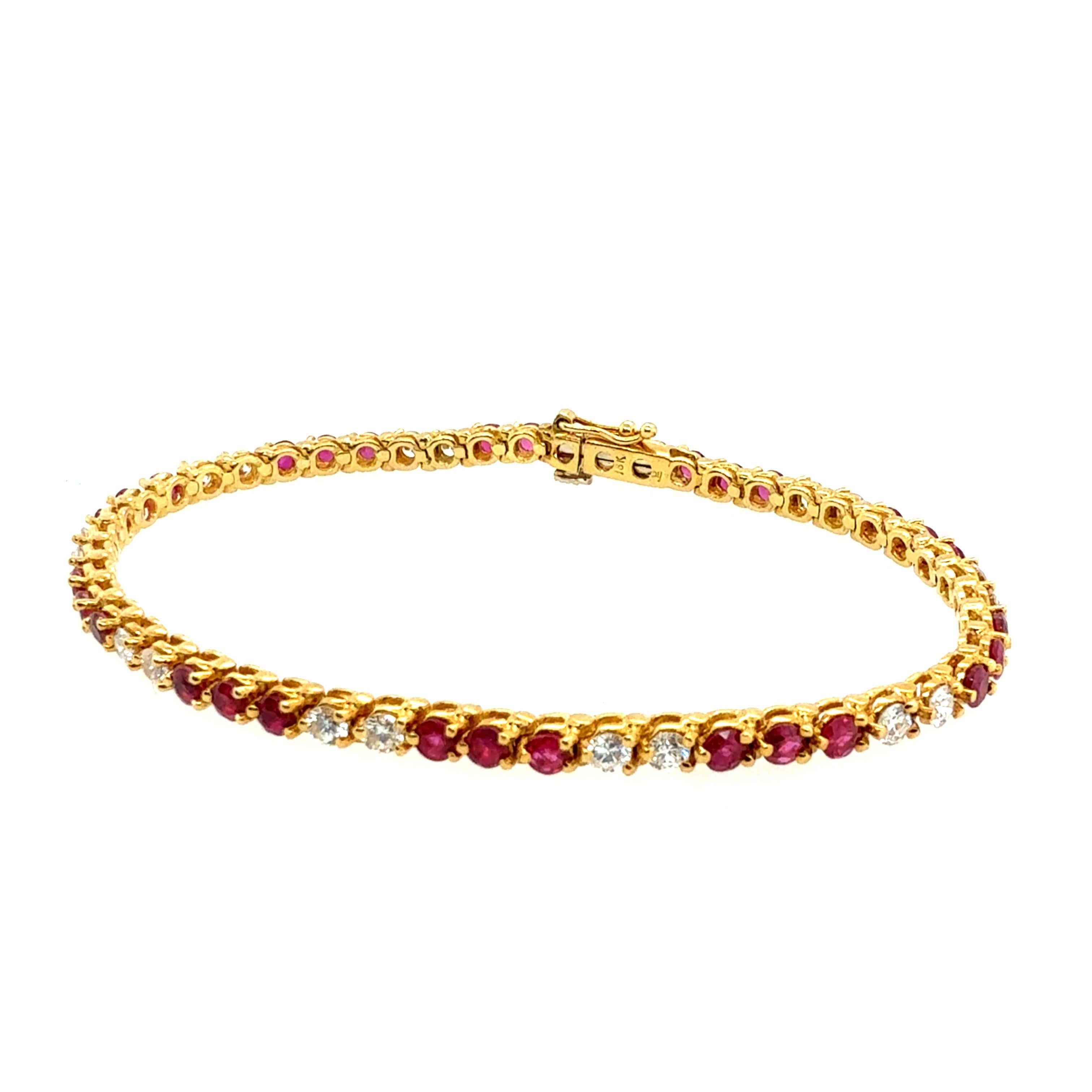 Pulsera de tenis retro de 4,5 quilates de diamantes incoloros naturales y rubíes Circa 1985 Corte redondo en venta