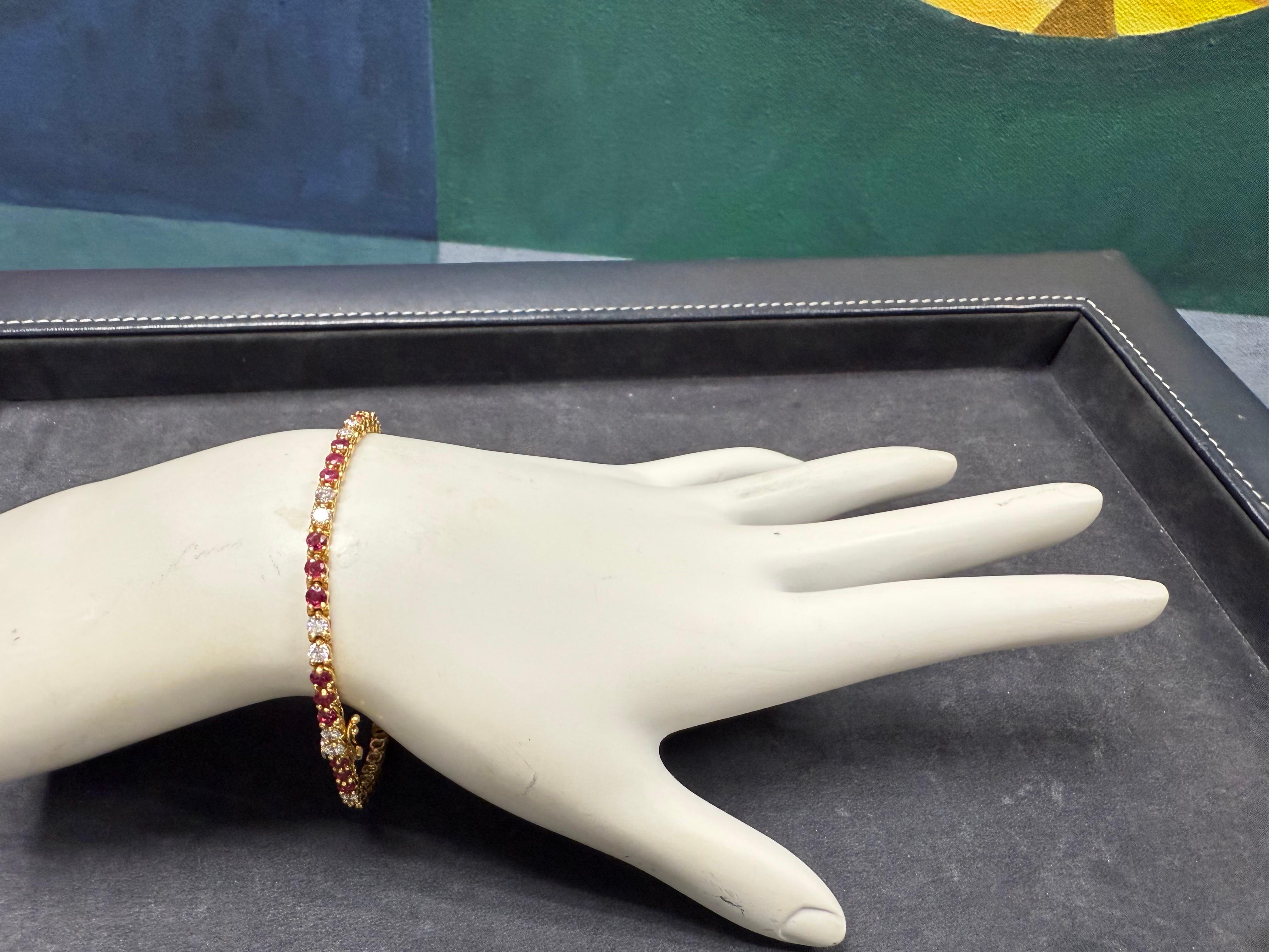 Pulsera de tenis retro de 4,5 quilates de diamantes incoloros naturales y rubíes Circa 1985 en Bueno estado para la venta en Los Angeles, CA
