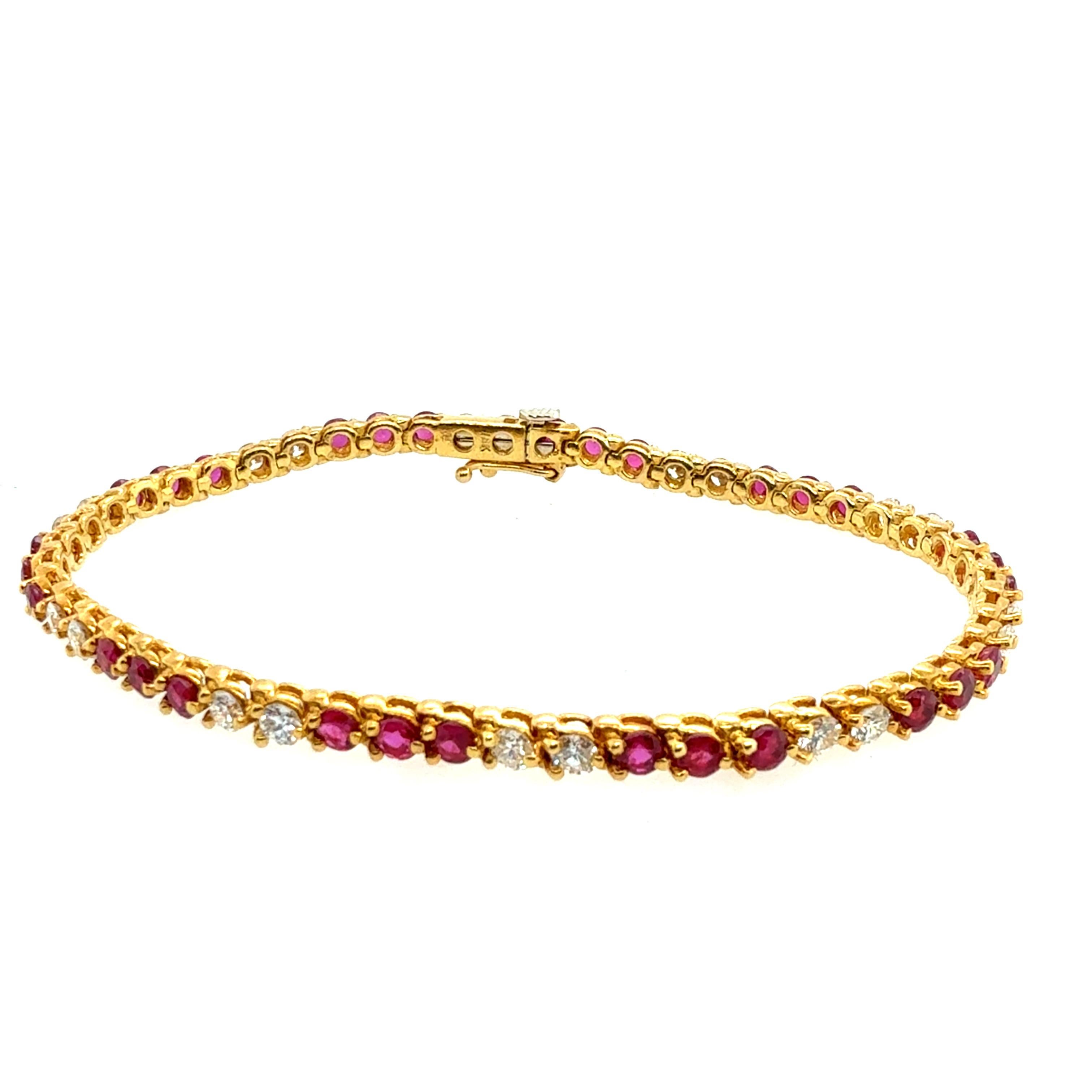 De las mujeres Pulsera de tenis retro de 4,5 quilates de diamantes incoloros naturales y rubíes Circa 1985 en venta