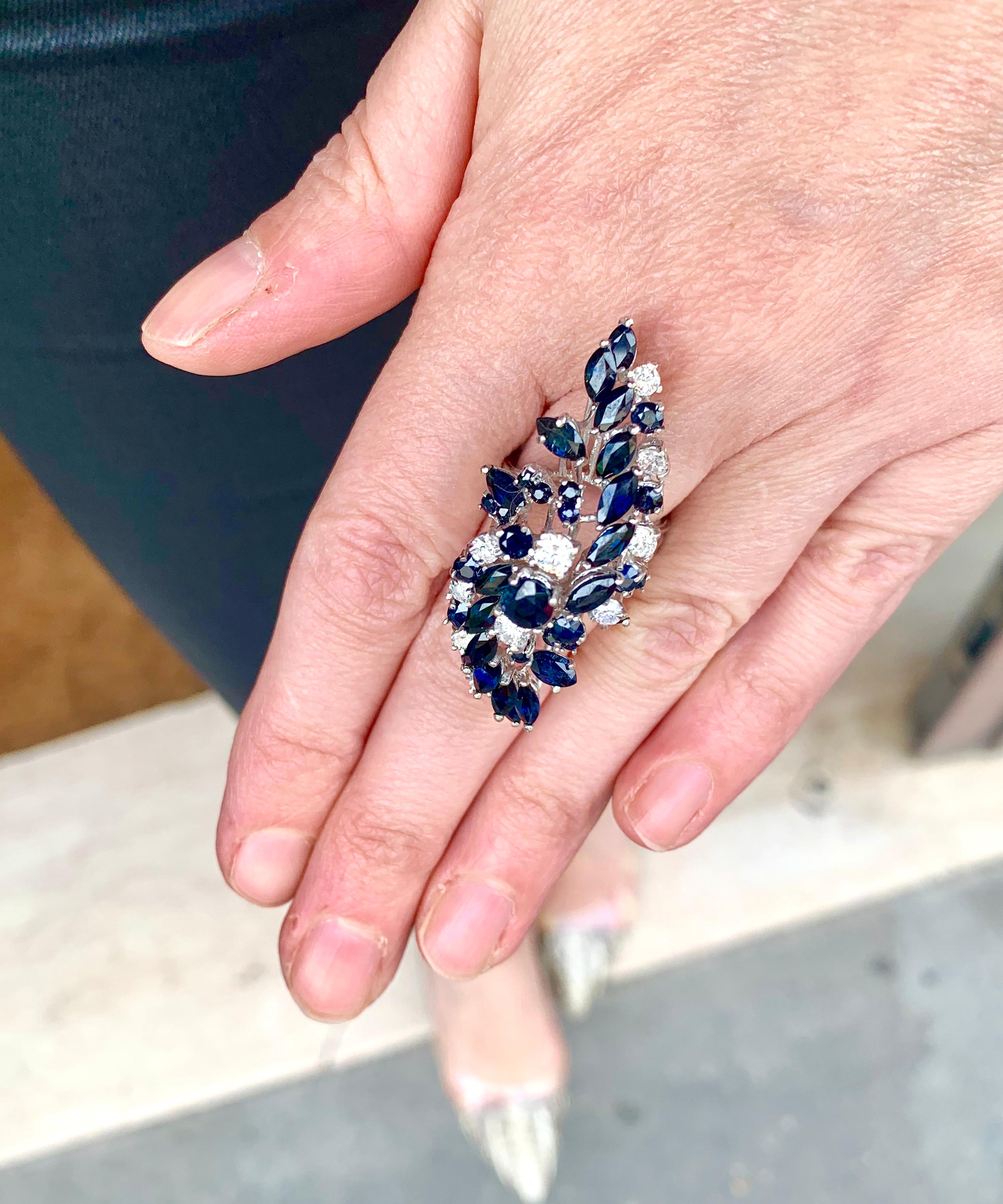 Retro 4.50 Carat Sapphires and Diamonds White Gold Cluster Cocktail Ring In Excellent Condition In Paris, FR