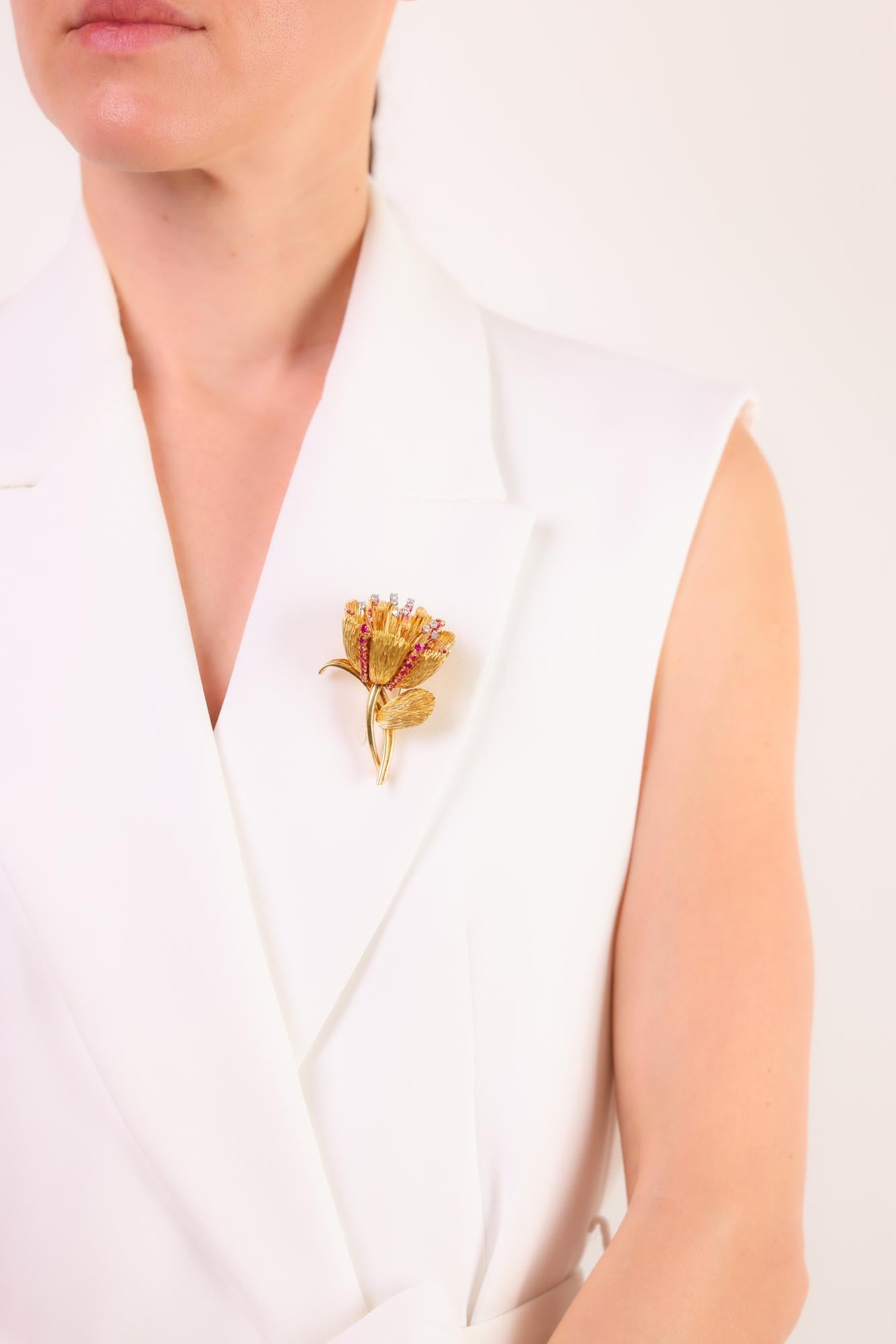 Rétro Spilla retrò a fiore di tulipano in oro 18 carati con rubino e diamante di 5 carati di peso totale in vendita