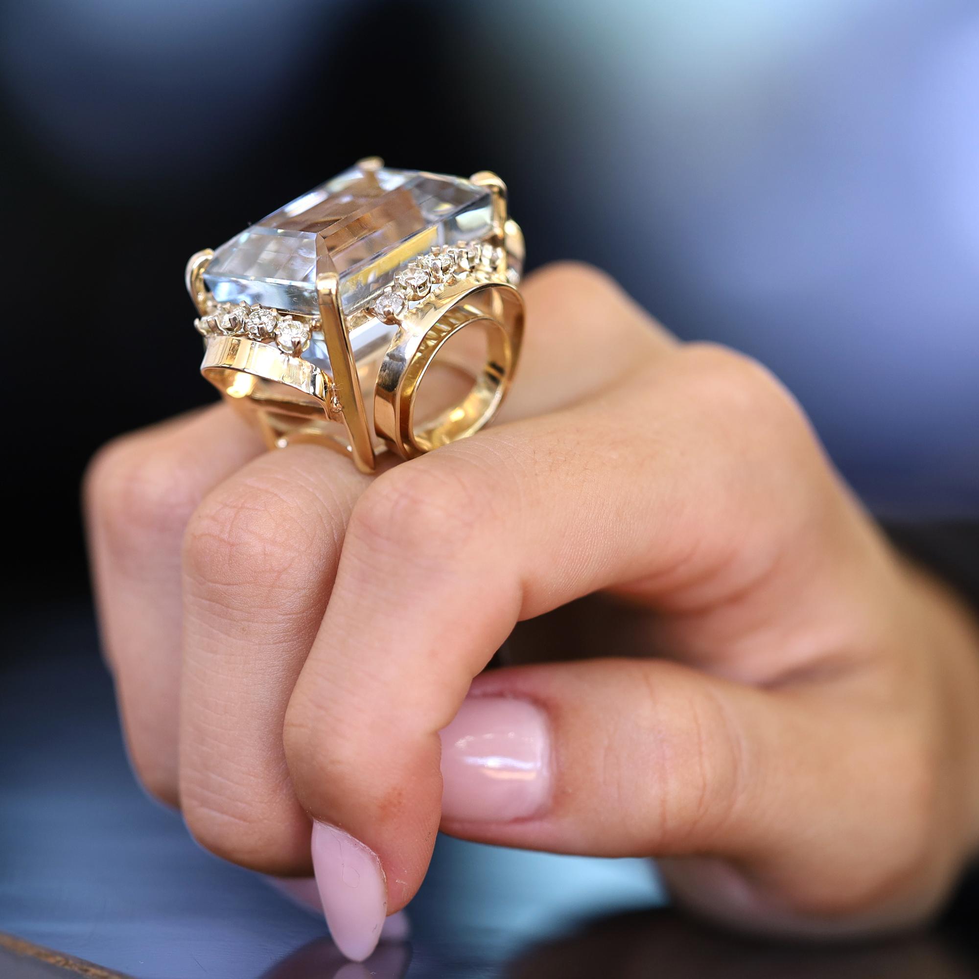 Ein monumentaler Aquamarin-Cocktailring aus den 1940er Jahren im Retro-Look. Im Mittelpunkt dieses Meisterwerks des geometrischen Designs steht ein riesiger Aquamarin von 55 Karat in einem zarten Pastellblau. Das vierblättrige Motiv mit dem