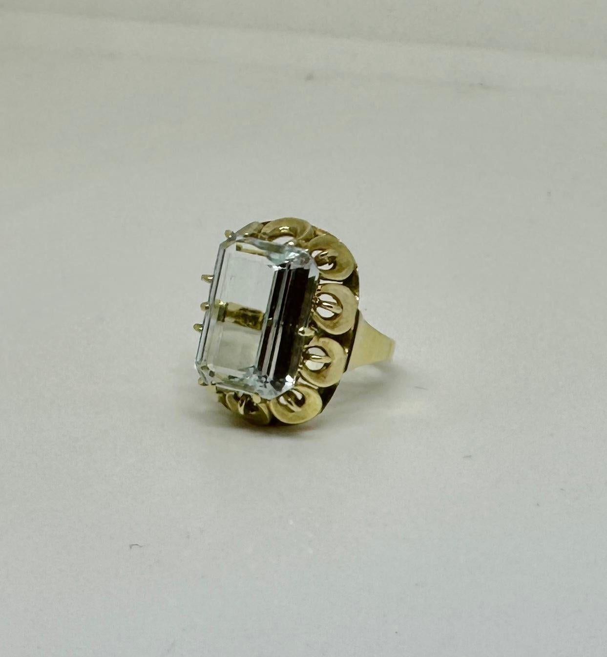 Retro 5.6 Carat Aquamarine Ring 14 Karat Gold Emerald Cut Antique Cocktail Ring For Sale 7