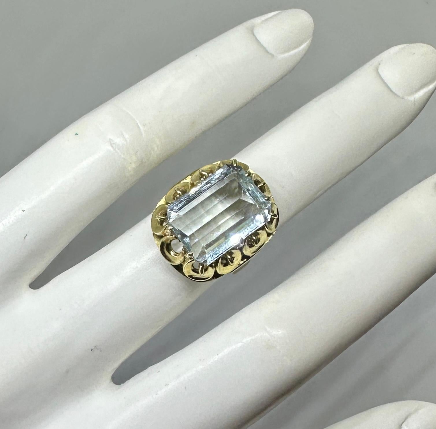 Dies ist eine atemberaubende Retro 5,6 Karat Smaragdschliff Aquamarin Ring in einer 14 Karat Rose Gold Muschel Form Einstellung von großer Schönheit.  Der Ring hat eine wunderschöne 5,6 Karat Emerald Cut Aquamarin Edelstein mit schönen Licht Aqua