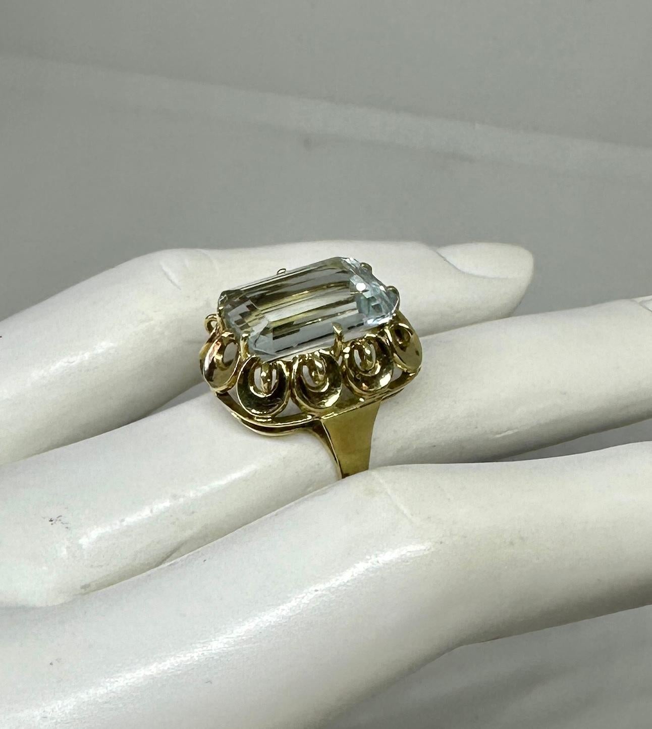 Art Deco Retro 5.6 Carat Aquamarine Ring 14 Karat Gold Emerald Cut Antique Cocktail Ring For Sale