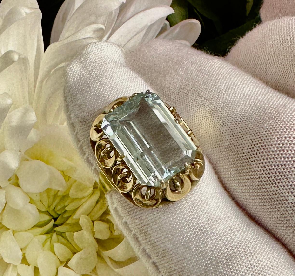 Retro 5.6 Carat Aquamarine Ring 14 Karat Gold Emerald Cut Antique Cocktail Ring In Excellent Condition For Sale In New York, NY