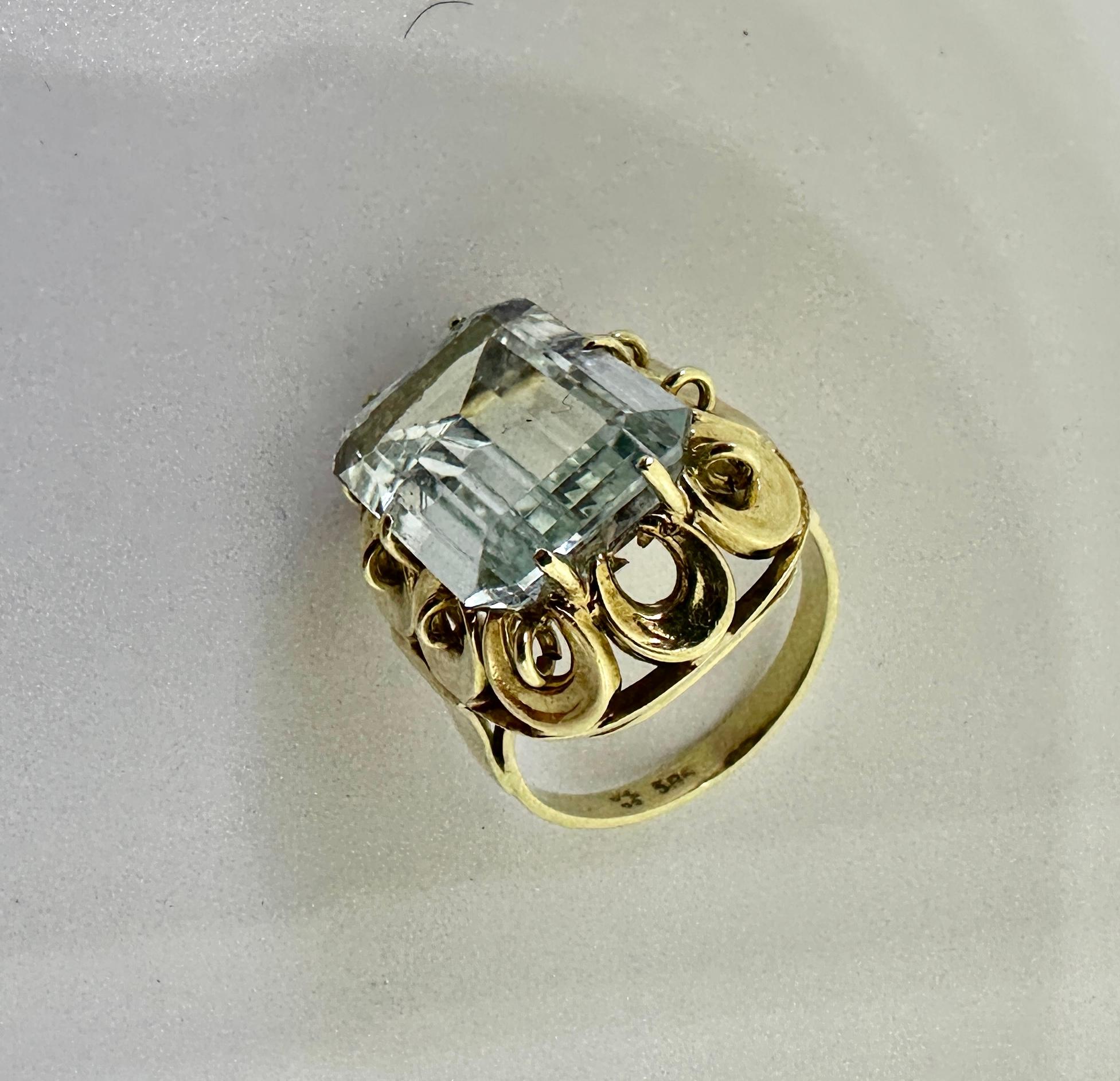 Women's Retro 5.6 Carat Aquamarine Ring 14 Karat Gold Emerald Cut Antique Cocktail Ring For Sale