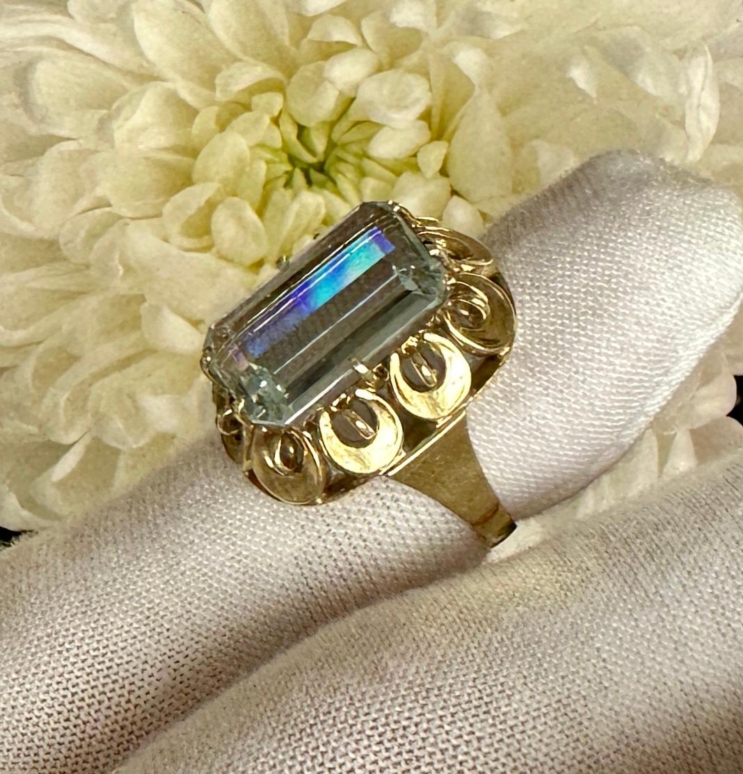 Retro 5.6 Carat Aquamarine Ring 14 Karat Gold Emerald Cut Antique Cocktail Ring For Sale 1