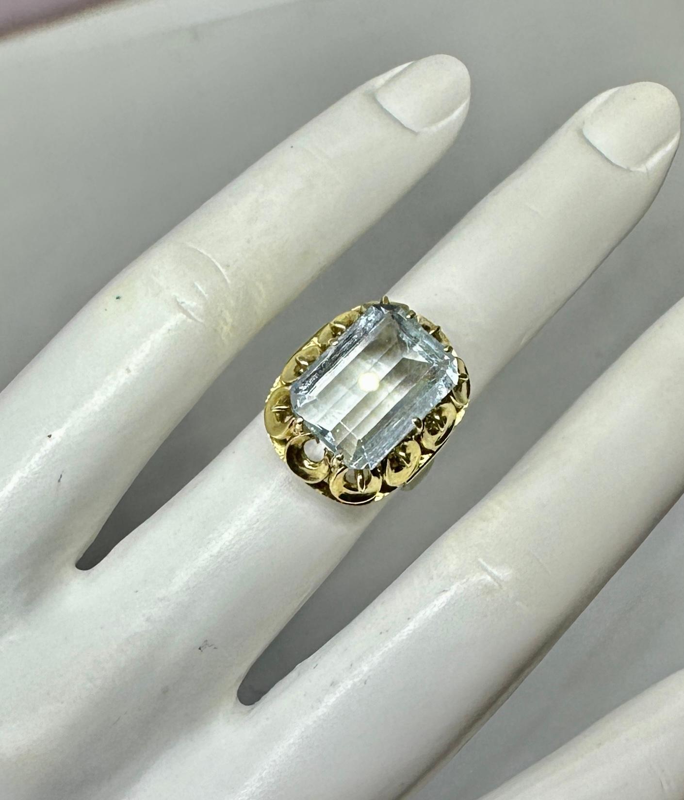 Bague cocktail ancienne rétro en or 14 carats avec aigue-marine de 5,6 carats taille émeraude en vente 3