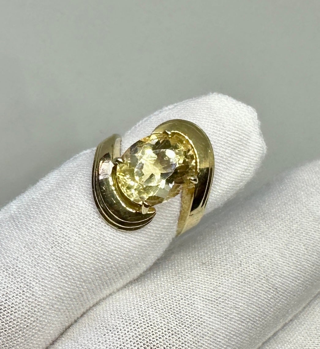 Il s'agit d'une bague ancienne Retro - Art Deco de 6 carats en citrine dans une monture en or jaune 14 carats d'une grande beauté.   Cette magnifique bague est l'une des plus belles bagues anciennes en citrine que nous ayons vues.  La Citrine ovale