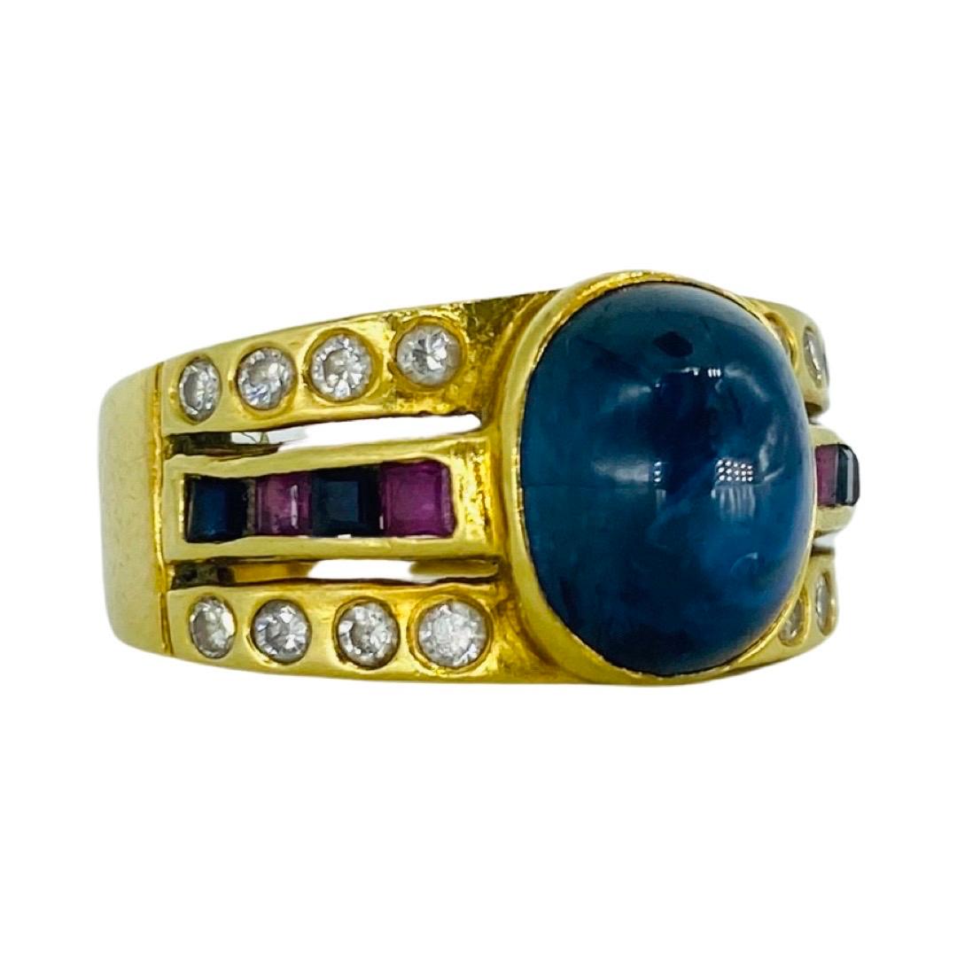 Retro 6.00 Carat Blue Sapphire Cabochon, Rubys and Diamonds Ring 18k Gold In Good Condition For Sale In Miami, FL