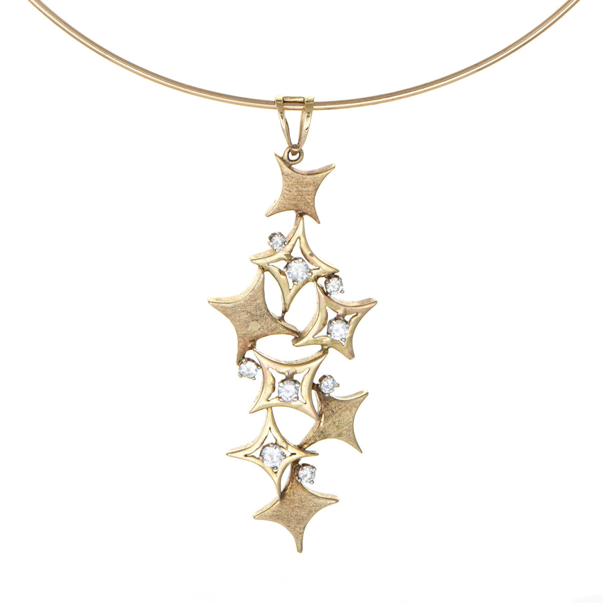 Collana vintage con stella di diamanti finemente dettagliata, realizzata in oro giallo 14 carati (circa anni '60). 

I diamanti hanno un totale stimato di 0,80 carati (colore I-J e purezza VS2-SI2).

Il grande ciondolo retrò presenta una cascata di