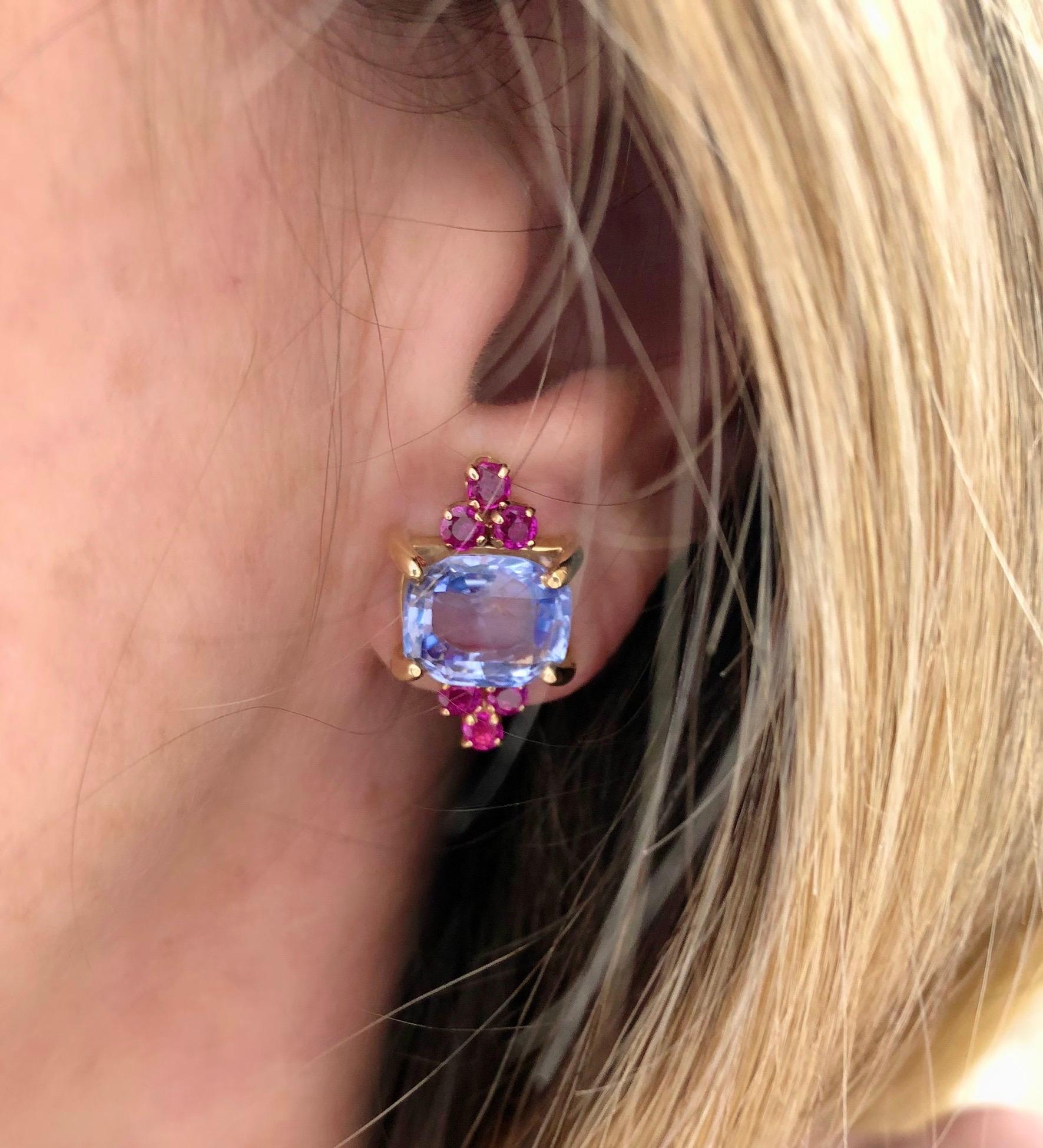 Retro 6.50 and 7.00 Carat Ceylon Sapphire and Ruby Ear Clips in Yellow Gold In Good Condition For Sale In Miami, FL