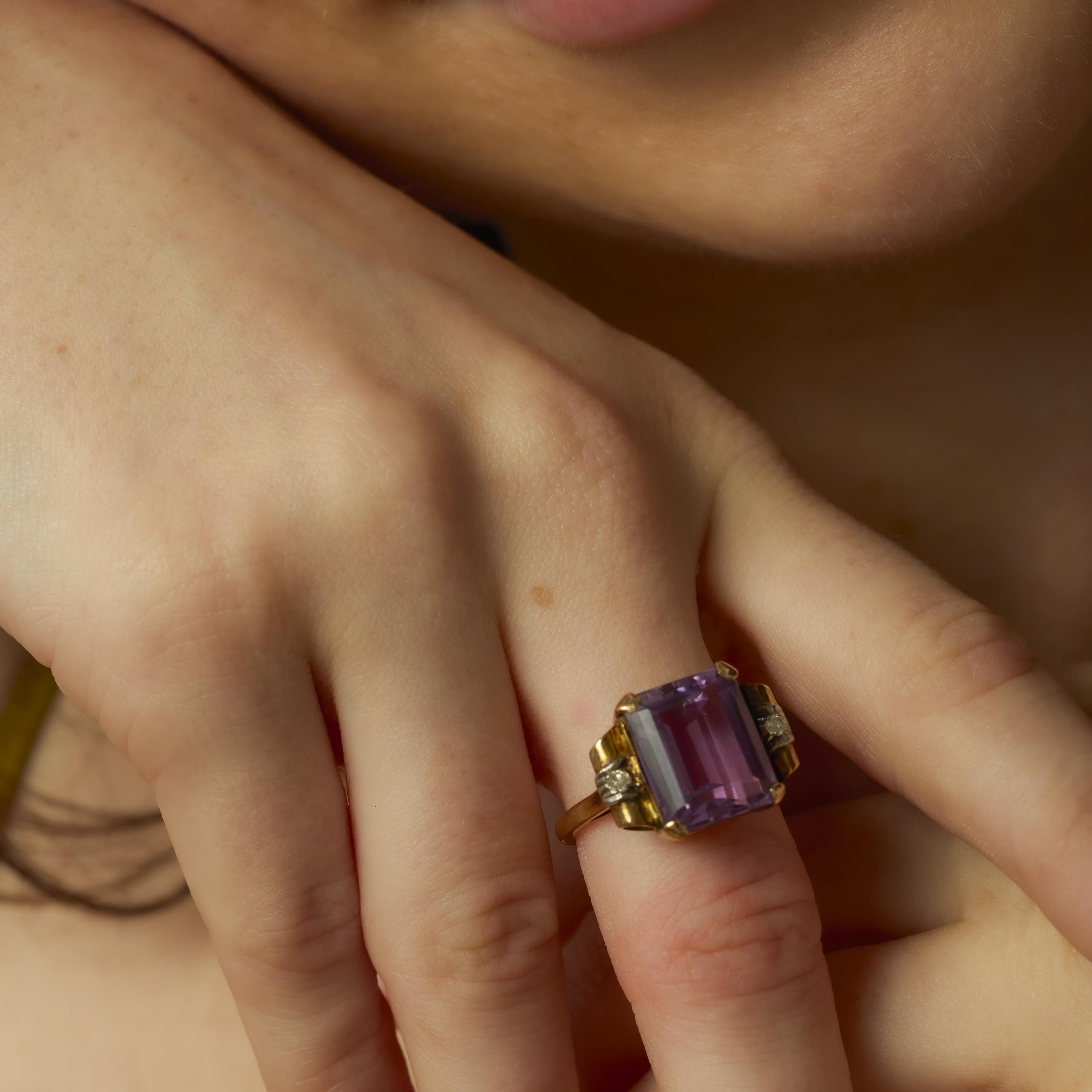 Taille émeraude Bague cocktail rétro 6,90 carats améthyste diamant or jaune 18k en vente