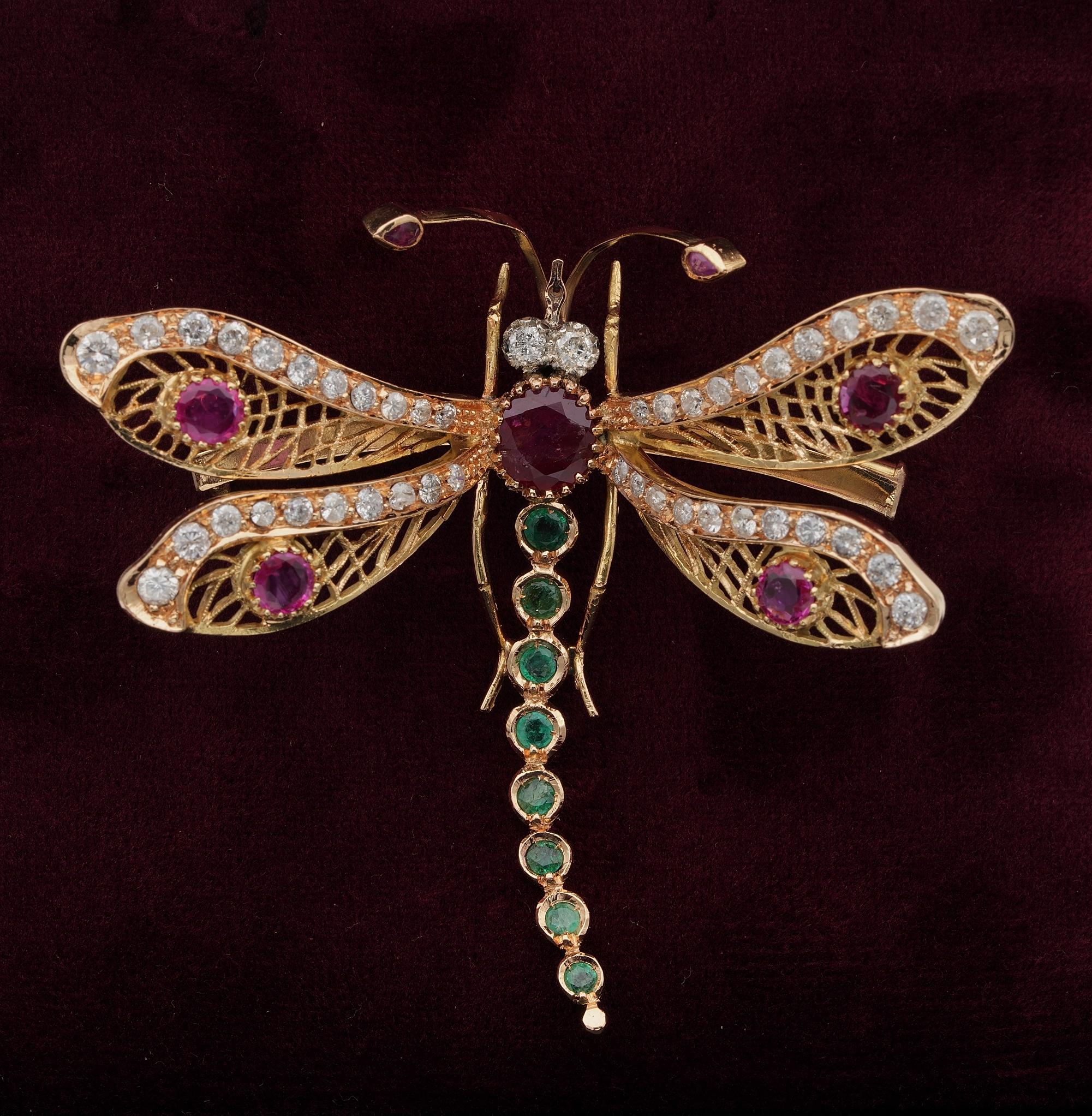 This amazing 1940 art crafted wide brooch, is made to attract the attention
The impressive openwork has been hand created of solid 18 Kt gold
Ethereal elegance related to the Dragonfly, one of the most beautiful ever loved insect in