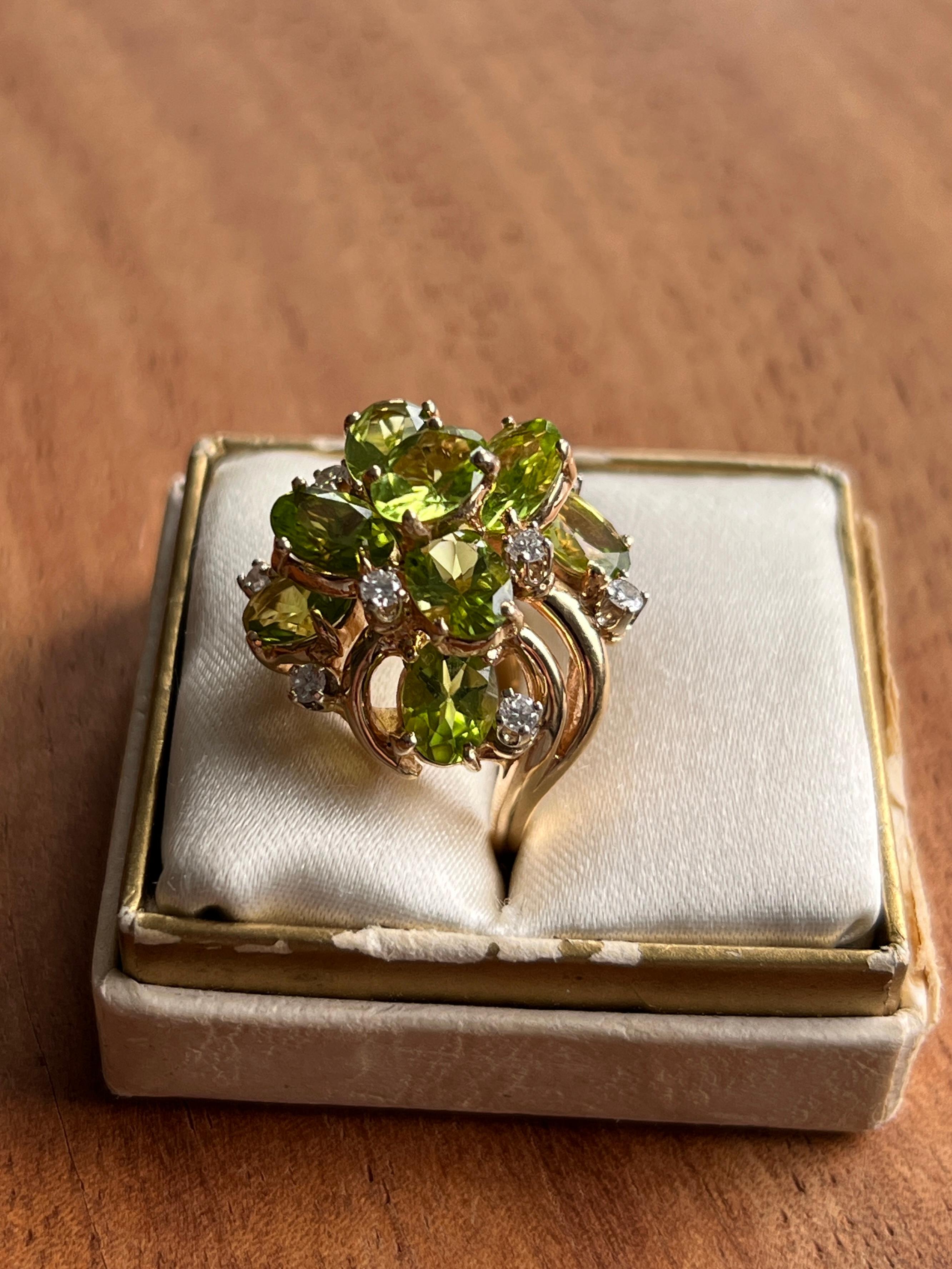 Anillo de cóctel retro de oro amarillo con peridoto y diamantes de 7,87 quilates Años 70 en venta 4
