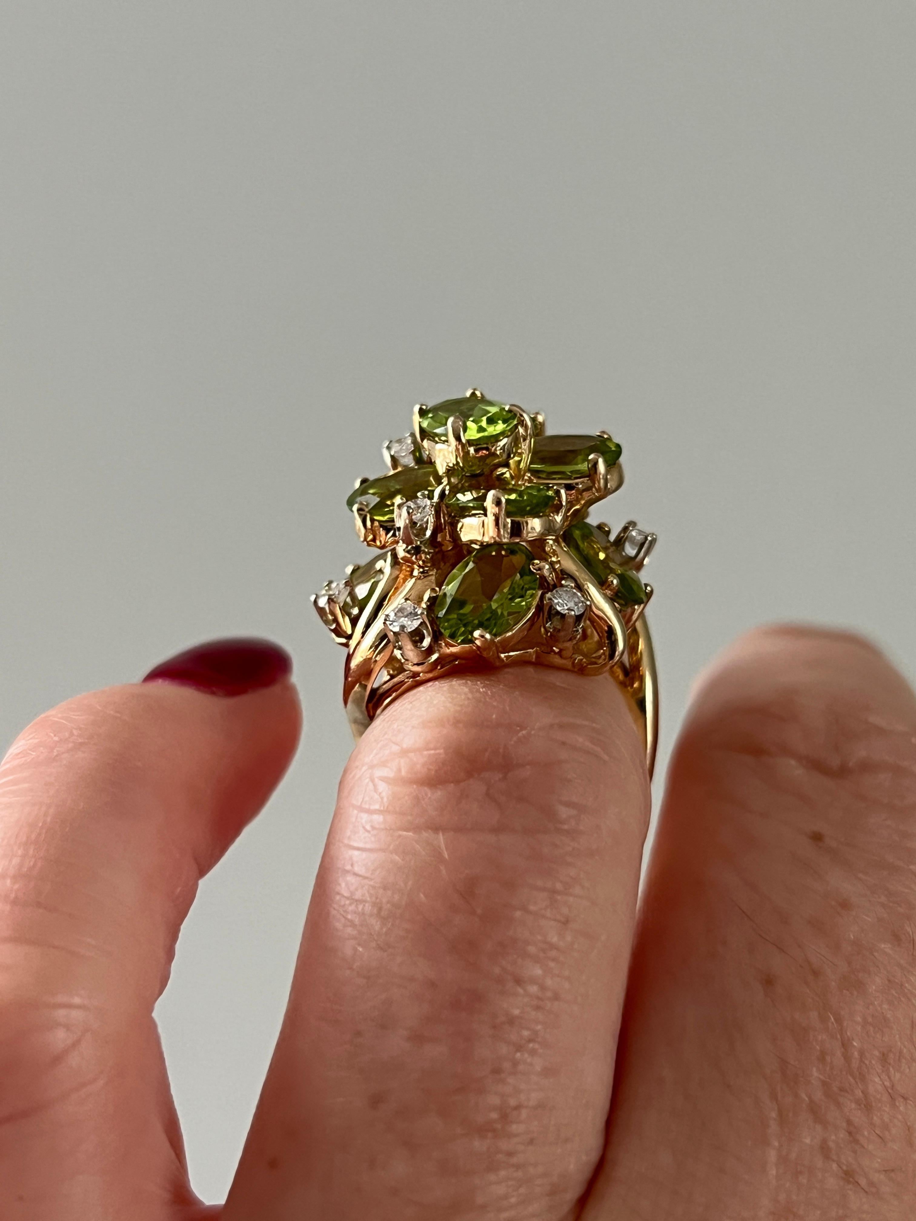 Anillo de cóctel retro de oro amarillo con peridoto y diamantes de 7,87 quilates Años 70 en venta 6