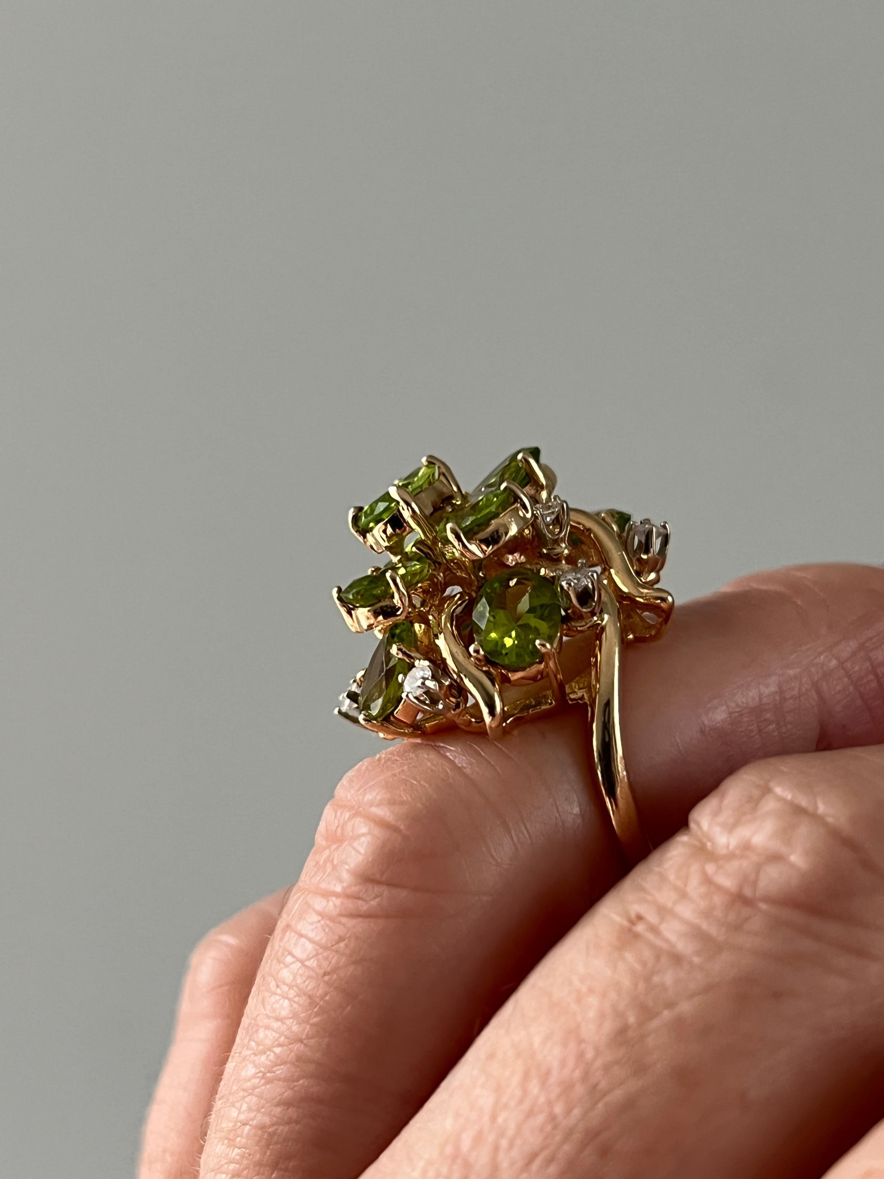 Anillo de cóctel retro de oro amarillo con peridoto y diamantes de 7,87 quilates Años 70 en venta 7